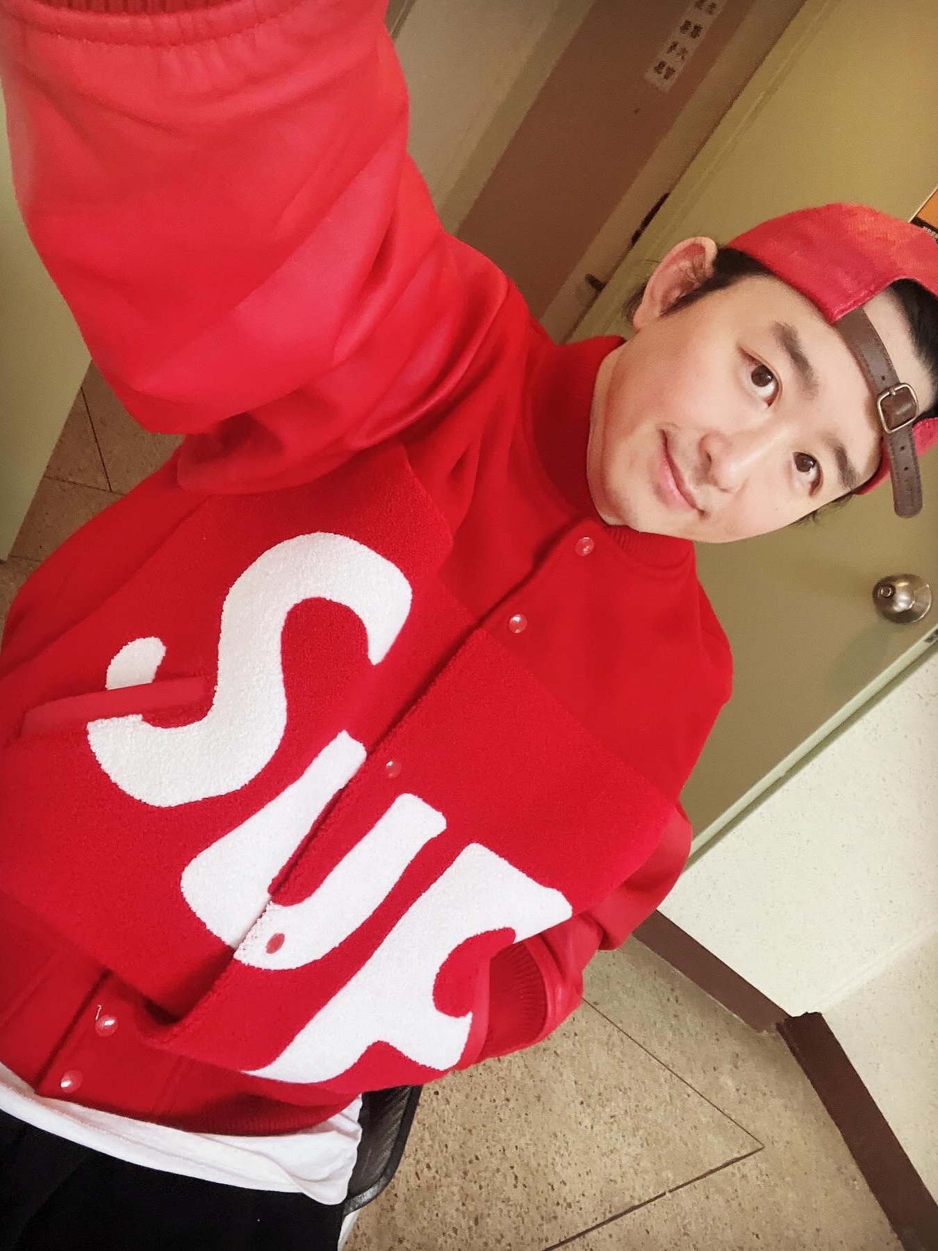 Supreme Big Logo Chenille Varsity Jacket Red - 24SS, Nike Air Force 1 '07 LV8 Low 1 Triple Red 착용 스타일 - 2