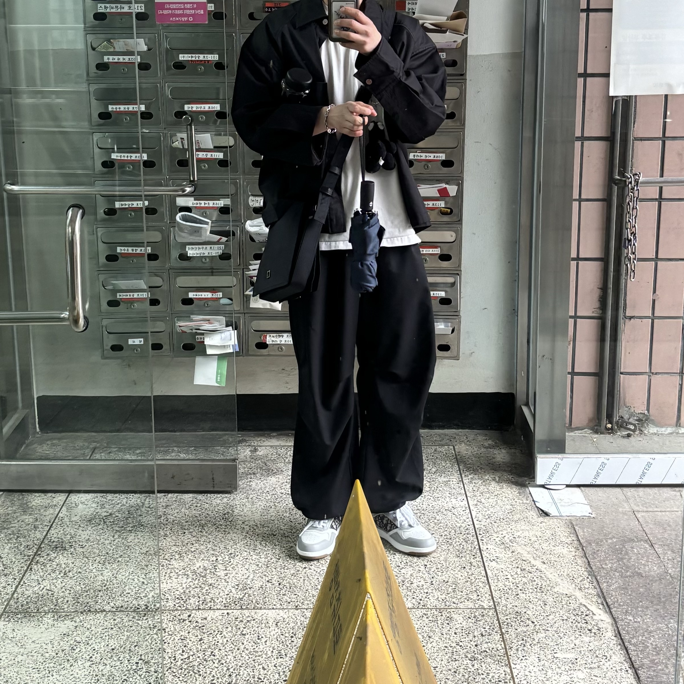 Wooyoungmi Nylon Crossbody Bag Black - 23FW, Wooyoungmi Cotton Cropped Shirt Black - 22FW 착용 스타일