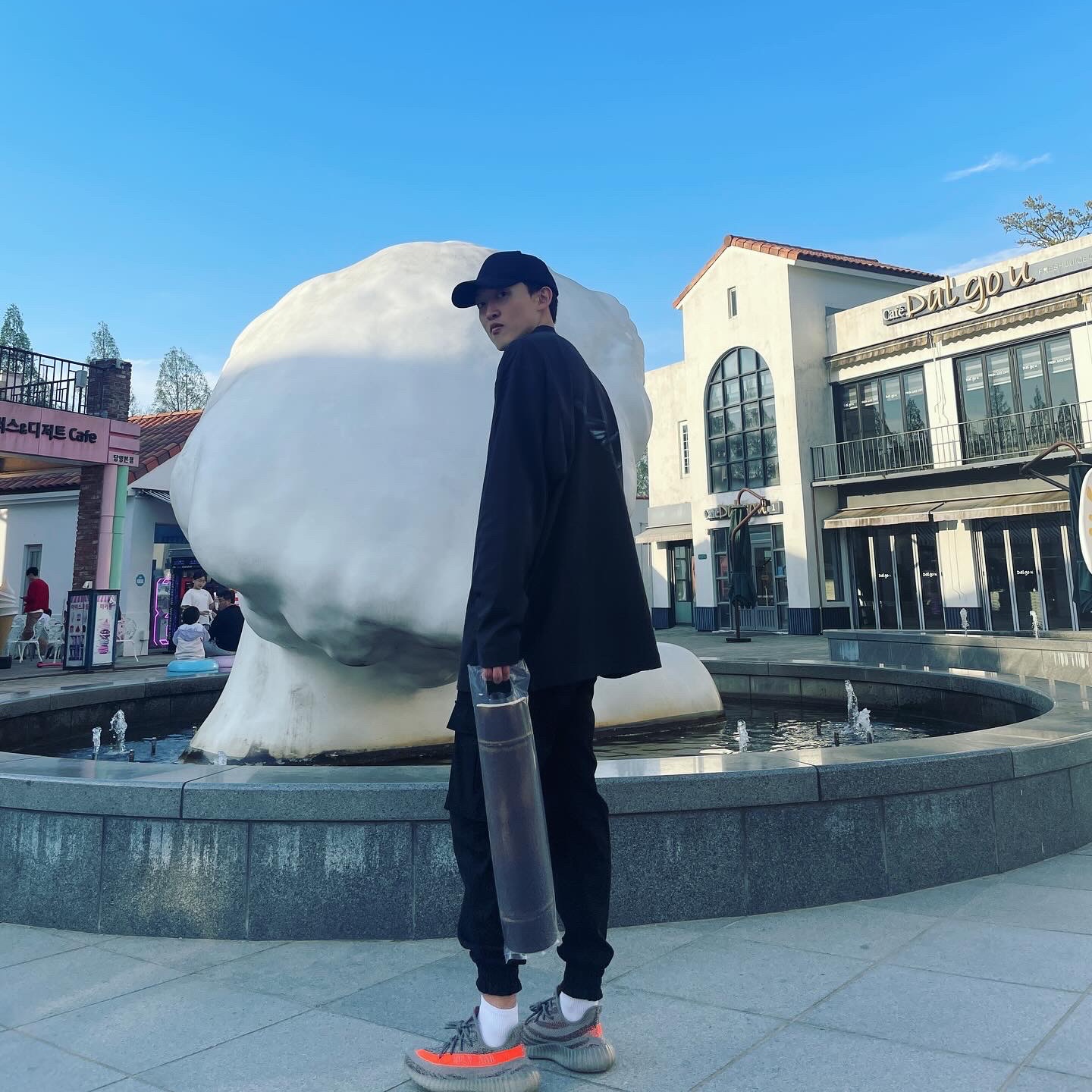 Yeezy Gap Engineered By Balenciaga Dove Long Sleeve T-Shirt Black, Adidas Yeezy Boost 350 V2 Beluga - Reflective 착용 스타일 - 2