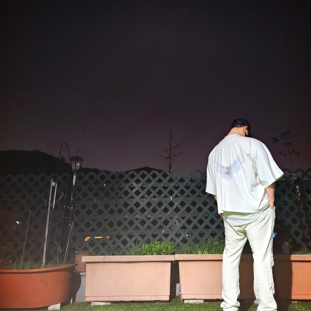 Yeezy Gap Engineered By Balenciaga Foldable Cap Black, Yeezy Gap Engineered By Balenciaga Dove No Seam T-Shirt White 착용 스타일 - 3