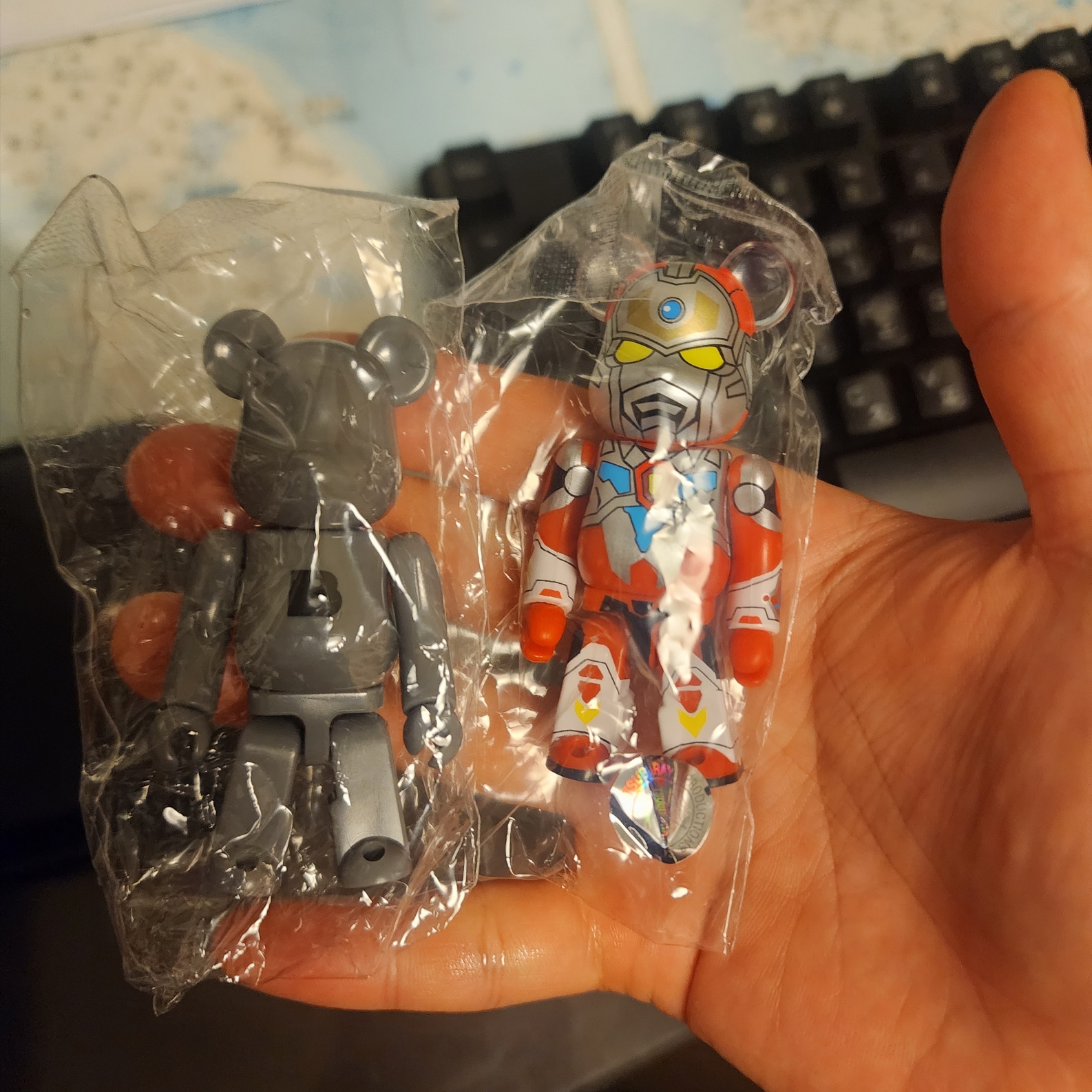 Bearbrick Series 46 Sealed Case 100% (24 Blind Boxes) 착용 스타일