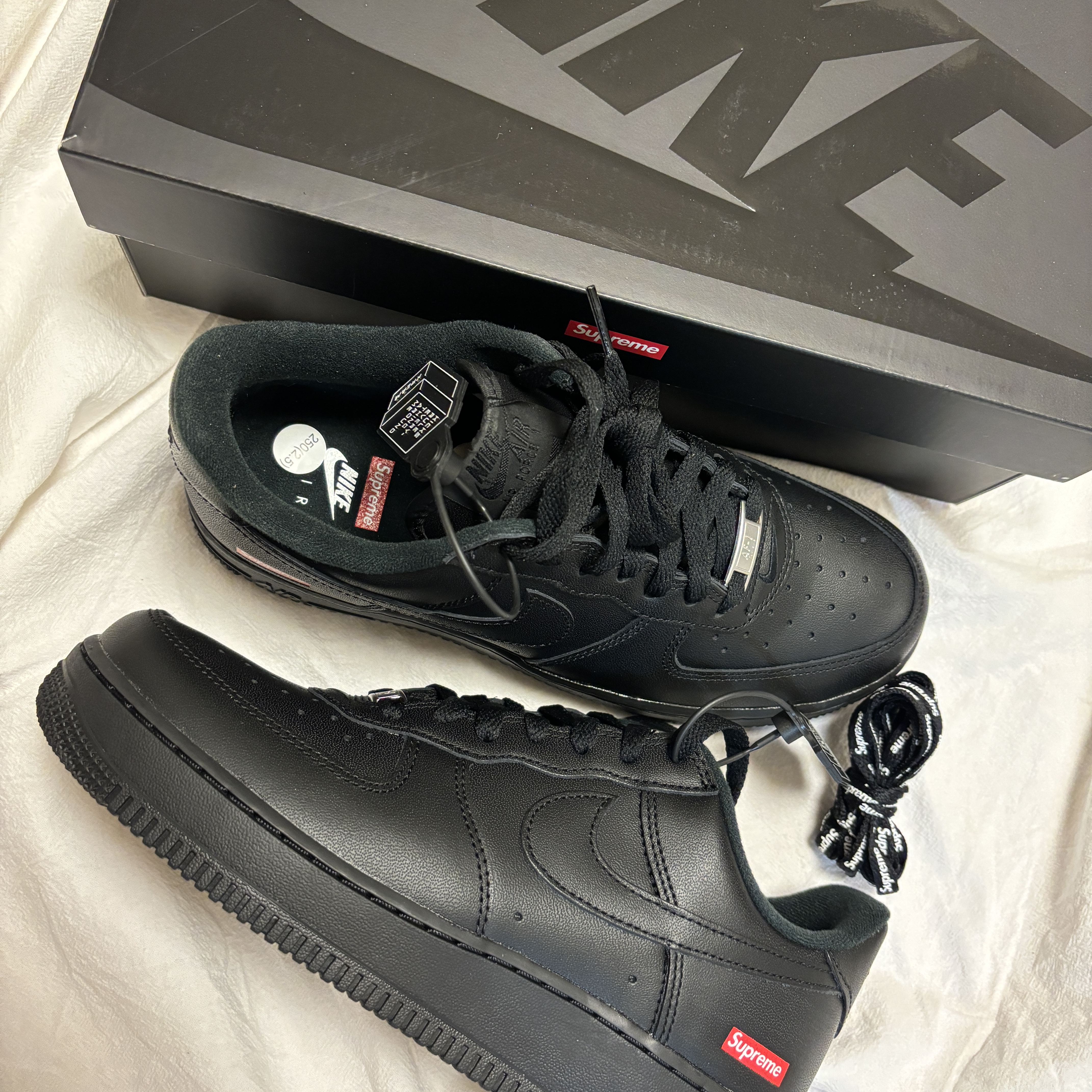 Nike x Supreme Air Force 1 Low Black 착용 스타일