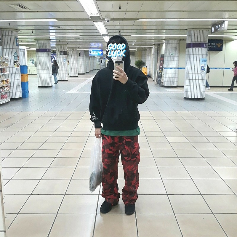 Supreme x Bounty Hunter Hooded Sweatshirt Black - 23FW, Supreme Blowfish T-Shirt Light Pine - 23SS 착용 스타일 - 1