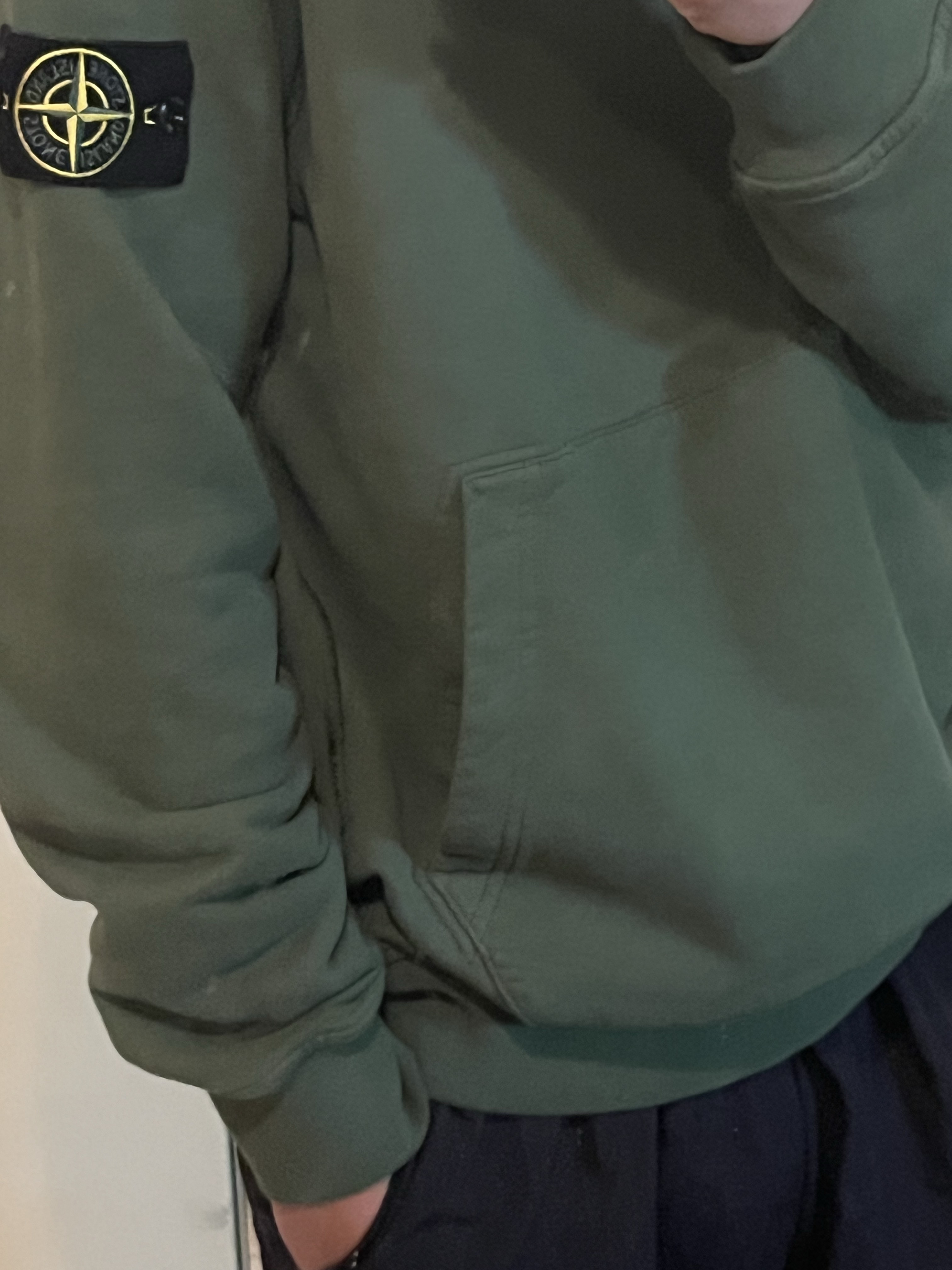 Stone Island 64120 Cotton Fleece Hooded Sweatshirt Olive Green - 22FW 착용 스타일