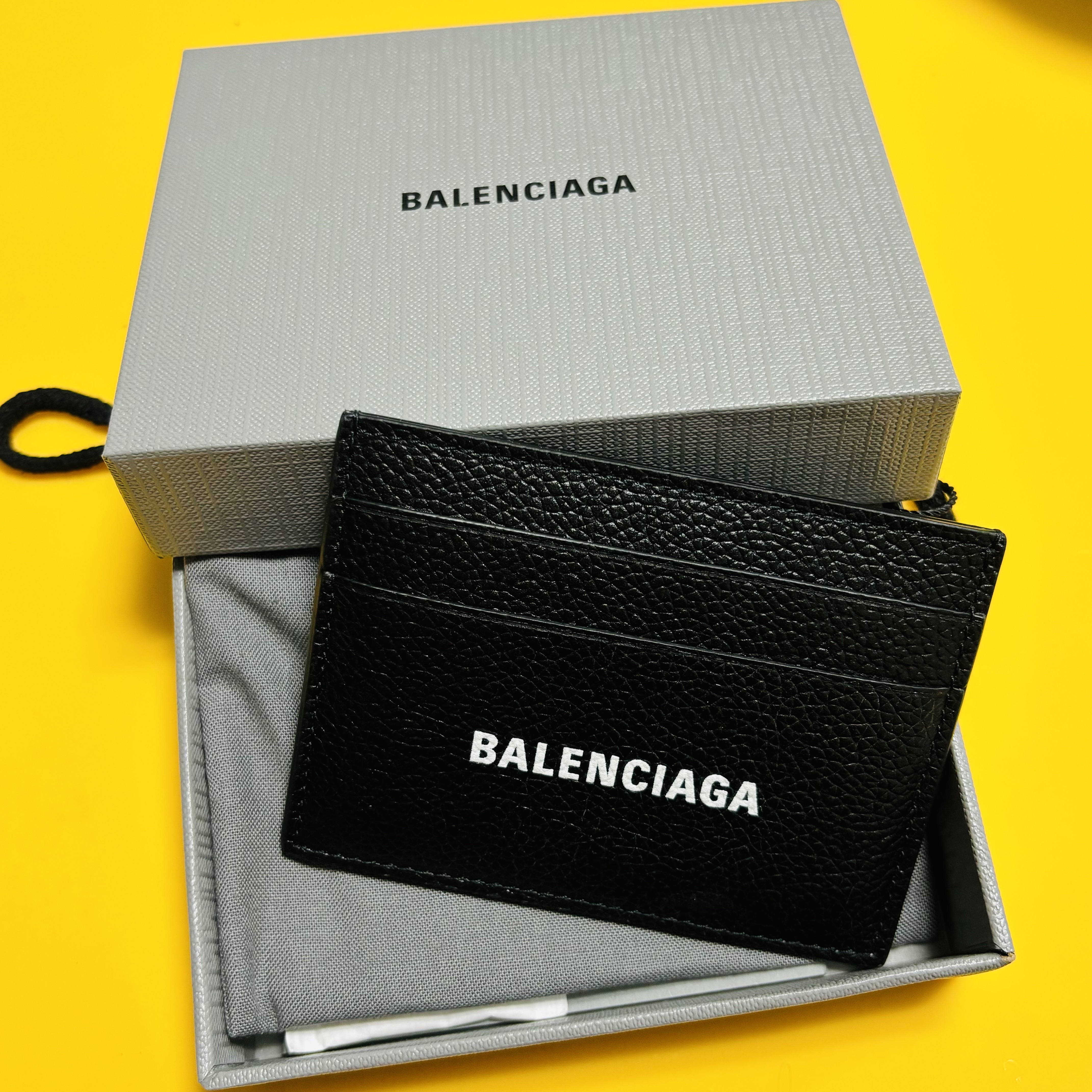 Balenciaga Cash Card Holder Black 착용 스타일