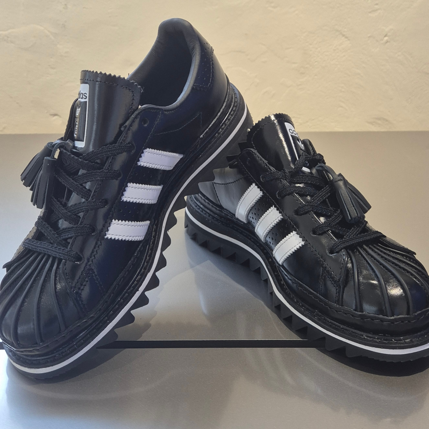 Adidas x Clot Superstar Core Black Cloud White 착용 스타일 - 2