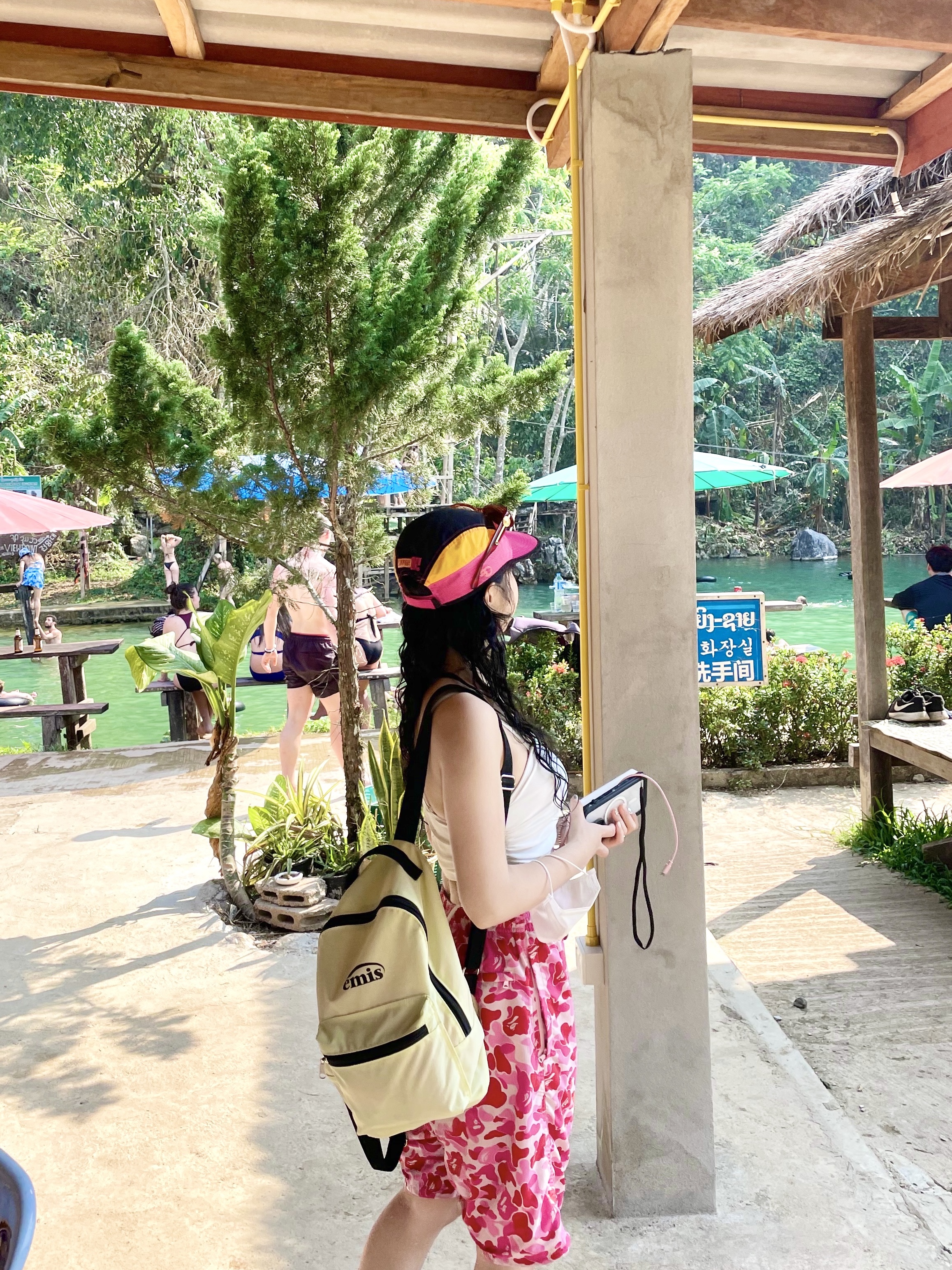 BAPE Gradation Camo Beach Shorts Black, Emis New Logo Mini Backpack Ecru 착용 스타일 - 2