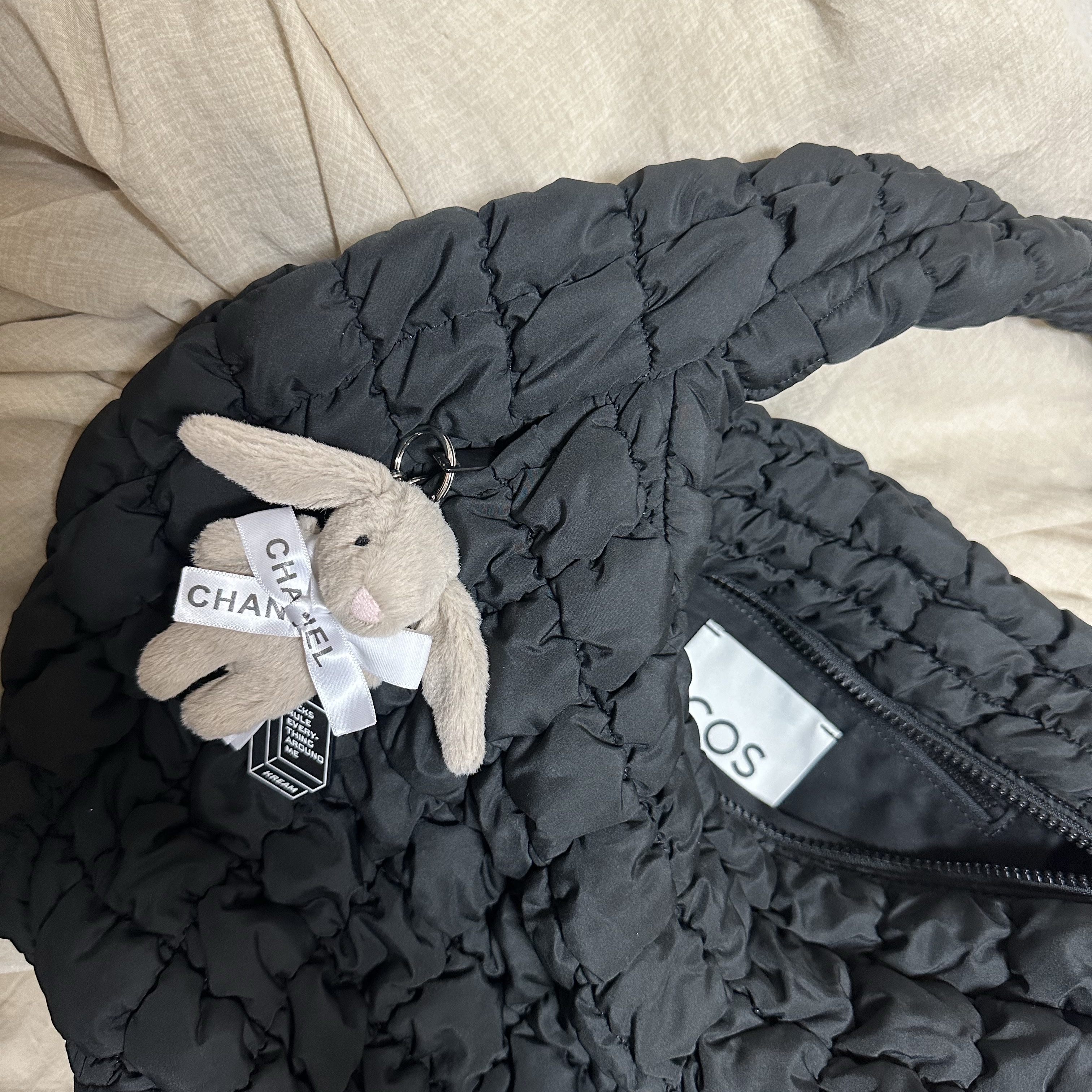 Jellycat Bashful Bunny Bag Charm Beige, COS Quilted Oversized Shoulder Bag Black 착용 스타일 - 1