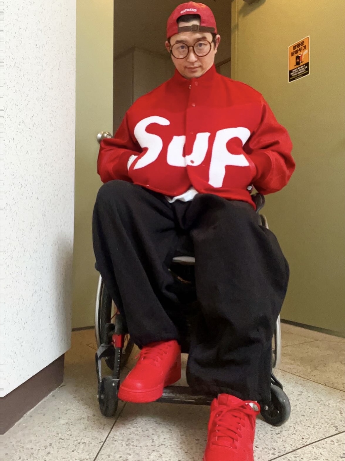 Supreme Big Logo Chenille Varsity Jacket Red - 24SS, Nike Air Force 1 '07 LV8 Low 1 Triple Red 착용 스타일 - 1