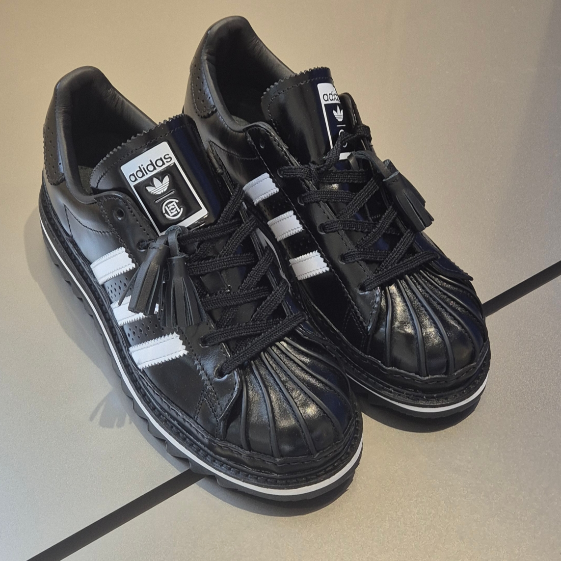 Adidas x Clot Superstar Core Black Cloud White 착용 스타일 - 1