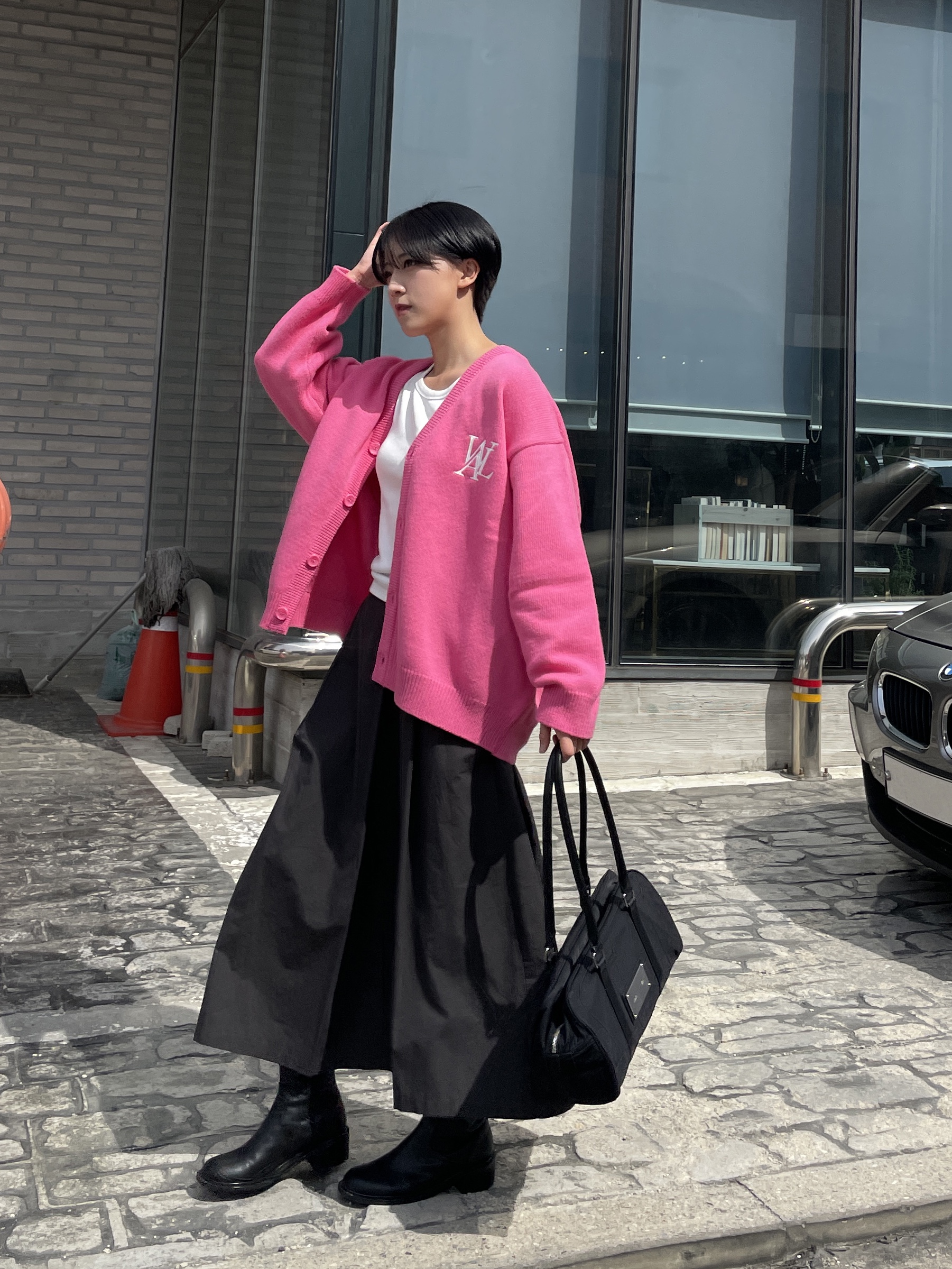 Matin Kim Sporty Tote Bag Black 착용 스타일