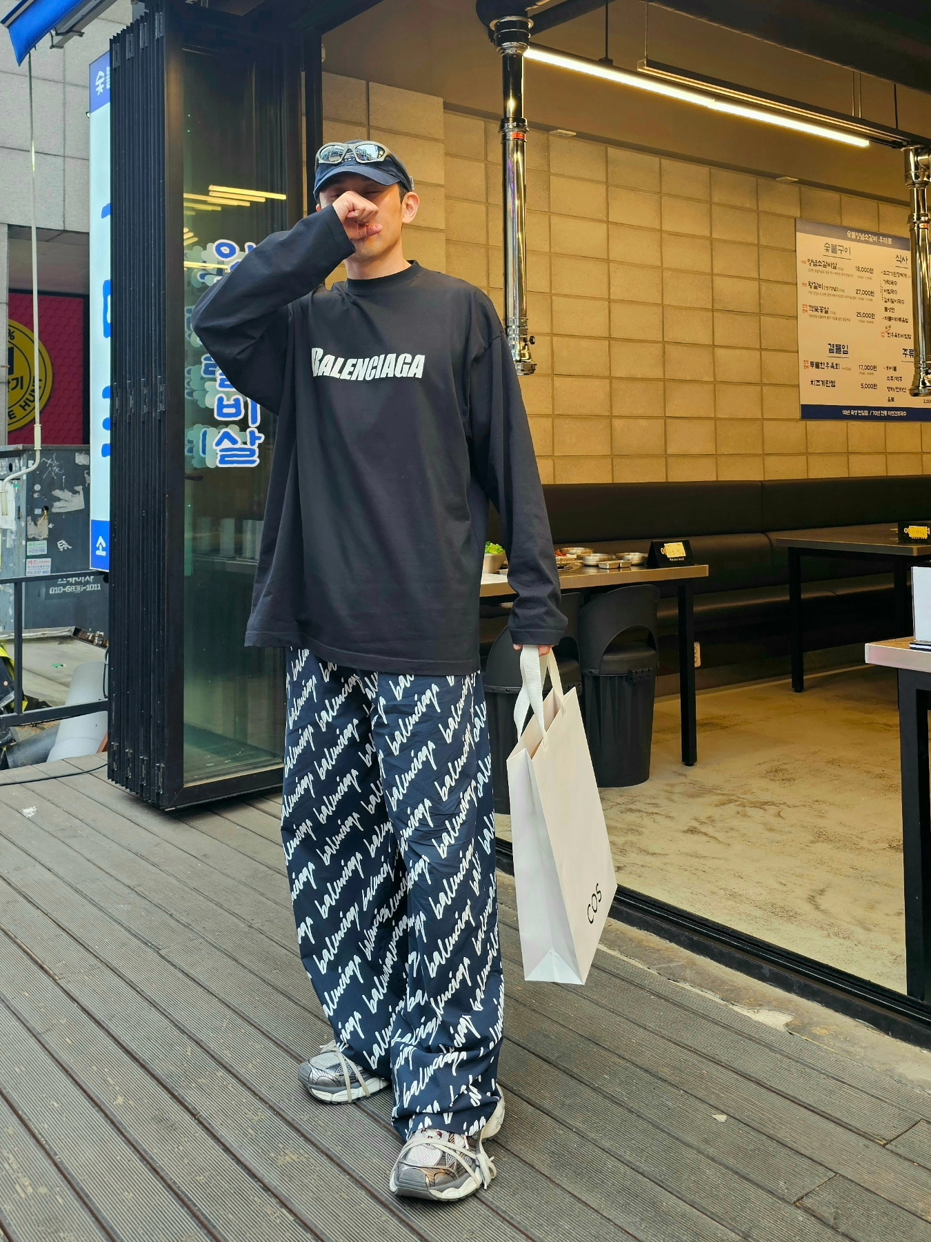 (W) Balenciaga Scribble Pyjama Pants White, Balenciaga Unity Snowboard Cap Navy Blue 착용 스타일 - 5