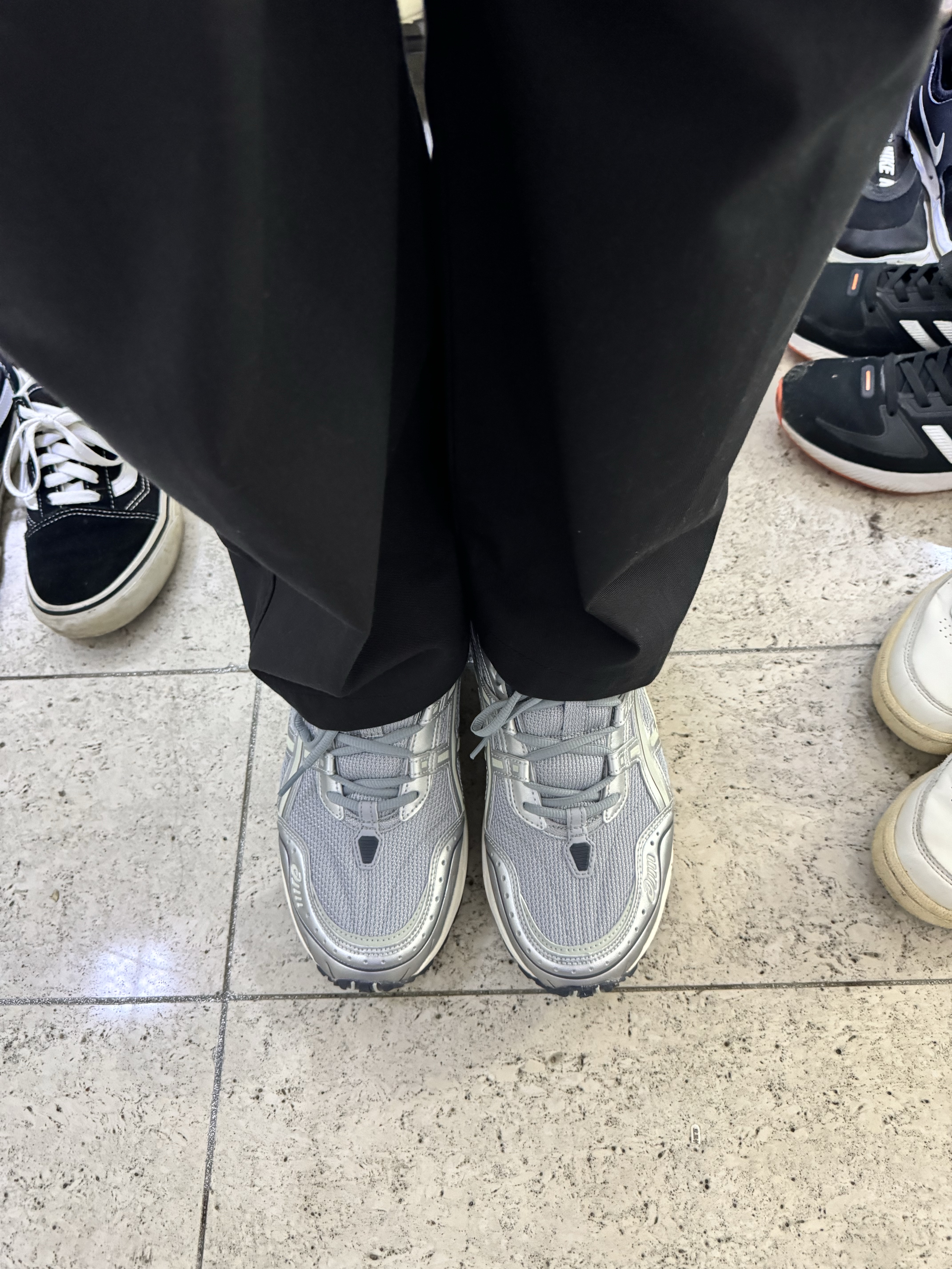 Asics Gel-1090 Piedmont Grey 착용 스타일 - 1