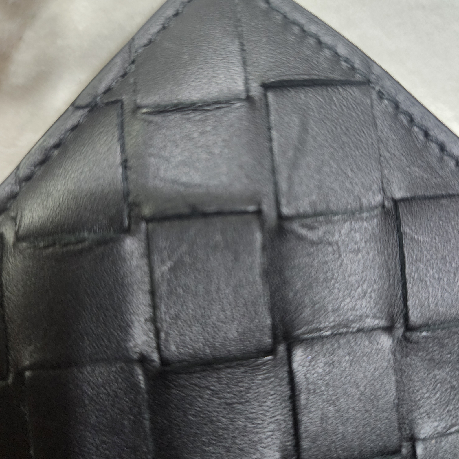 Bottega Veneta Bi-Fold Wallet Black 착용 스타일 - 5