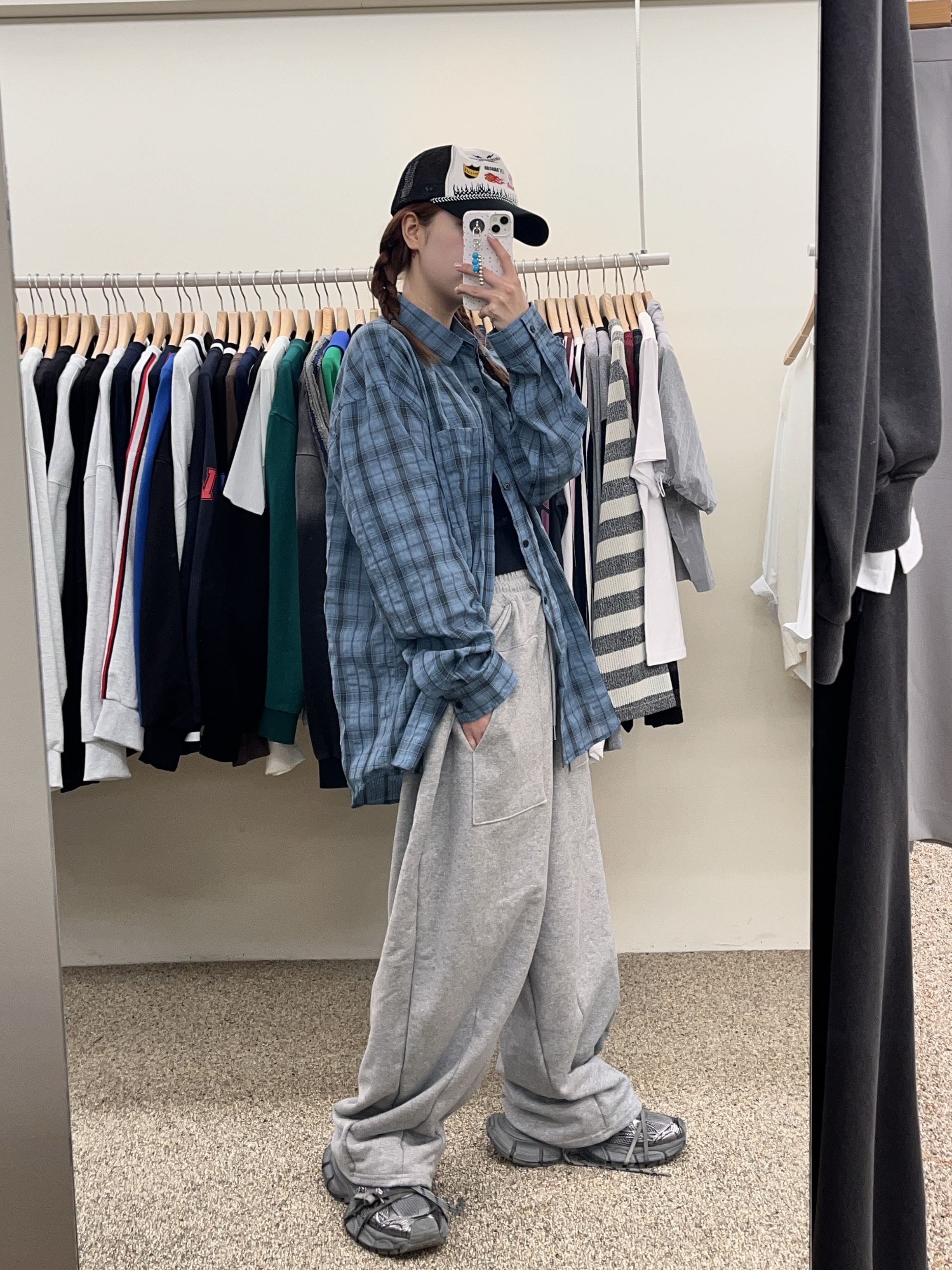 Balenciaga 3XL Sneakers Grey Black 착용 스타일 - 2