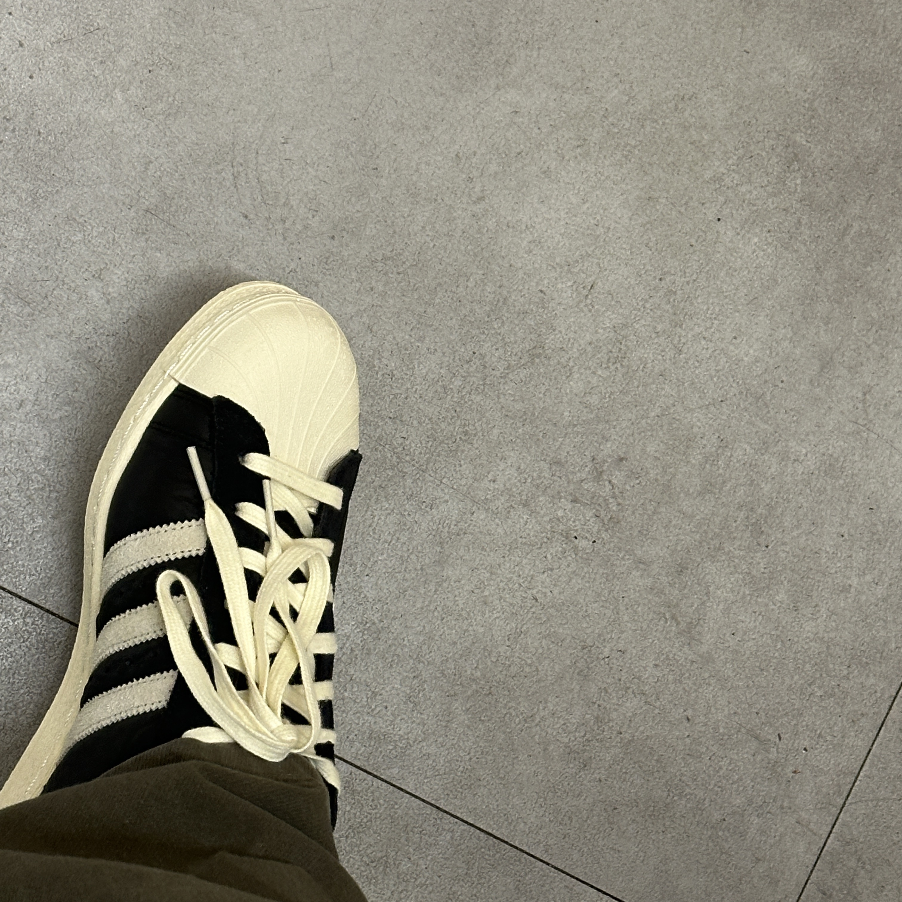 Adidas Superstar 82 Black White 착용 스타일
