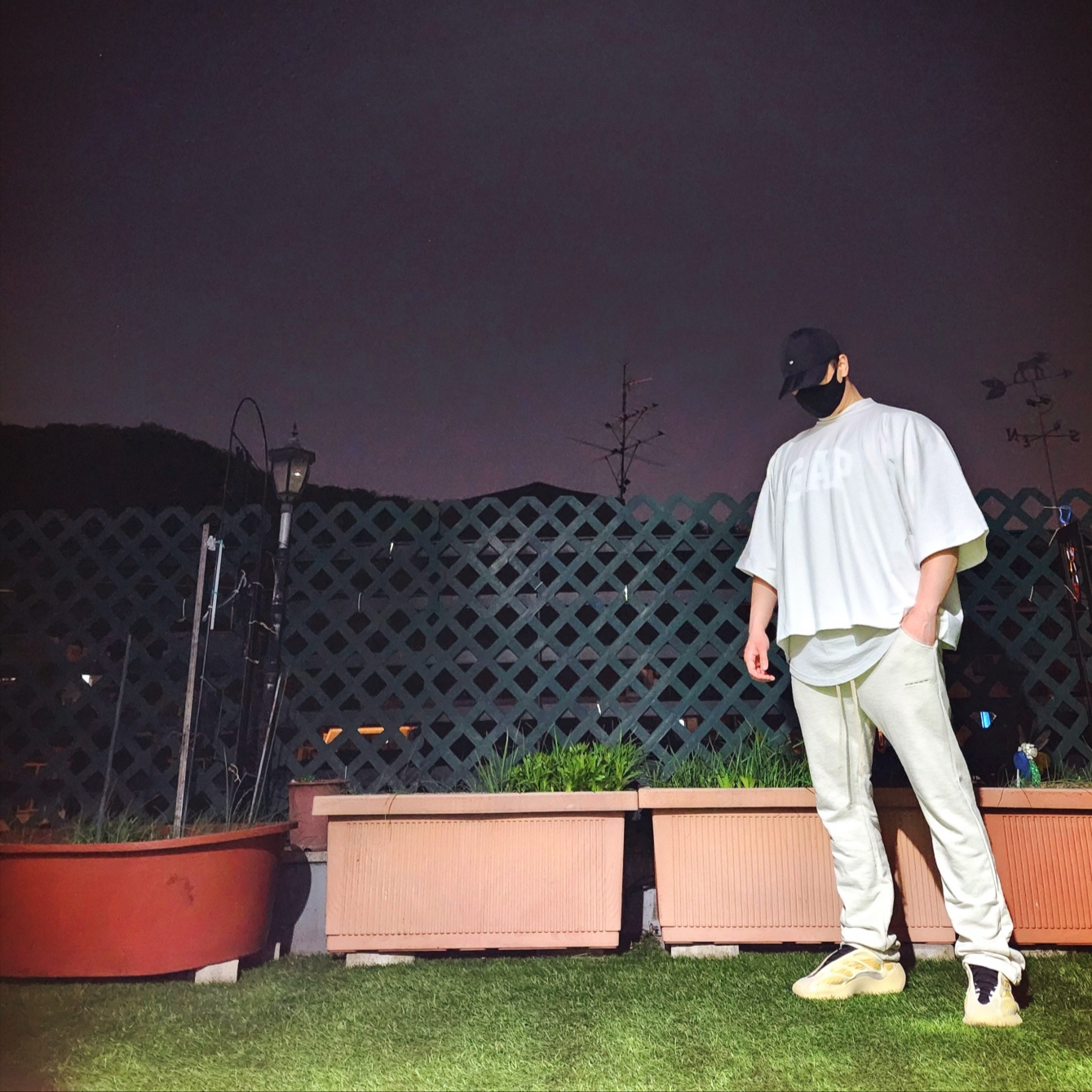 Yeezy Gap Engineered By Balenciaga Foldable Cap Black, Yeezy Gap Engineered By Balenciaga Dove No Seam T-Shirt White 착용 스타일 - 1