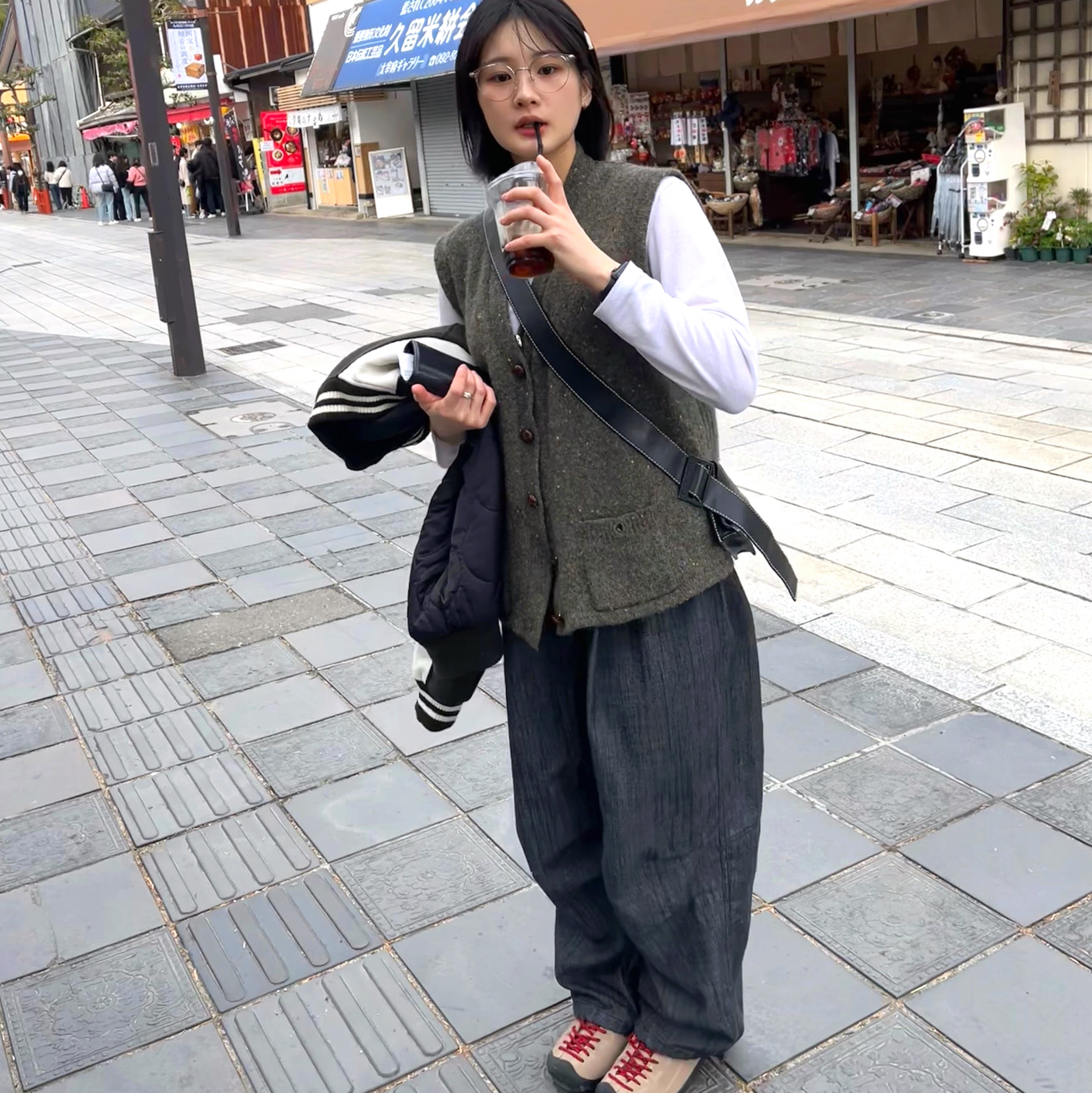 (W) Keen Jasper Suede Sneakers Silver Mink 착용 스타일 - 1