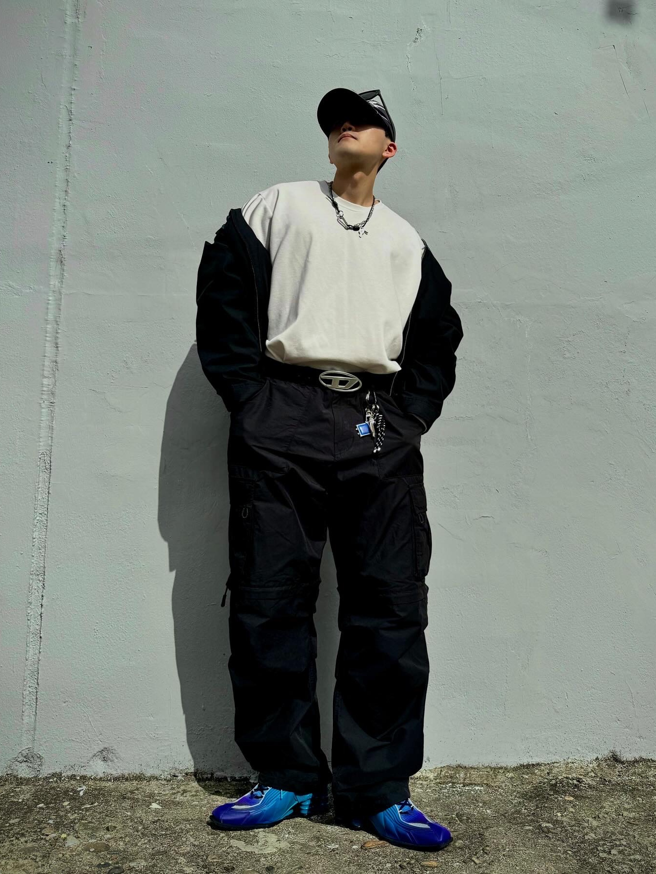 Nike x Martine Rose Shox MR4 Scuba Blue, Diesel B-1DR Leather Belt with D Buckle Black 착용 스타일 - 5