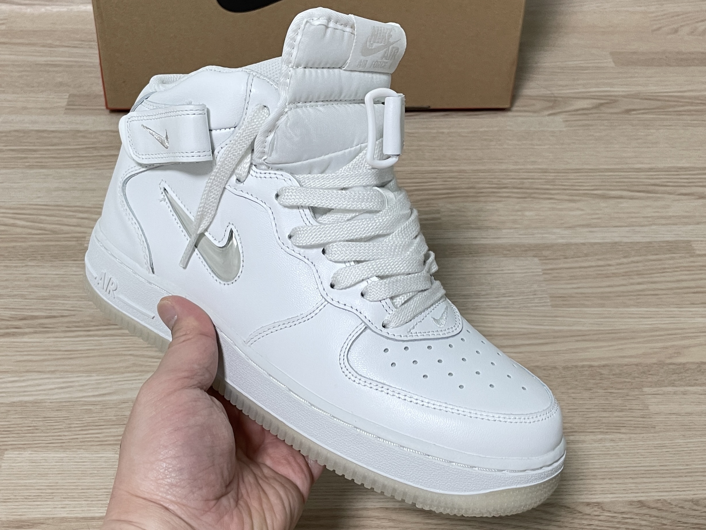 Nike Air Force 1 Mid '07 Color of the Month Summit White 착용 스타일 - 3