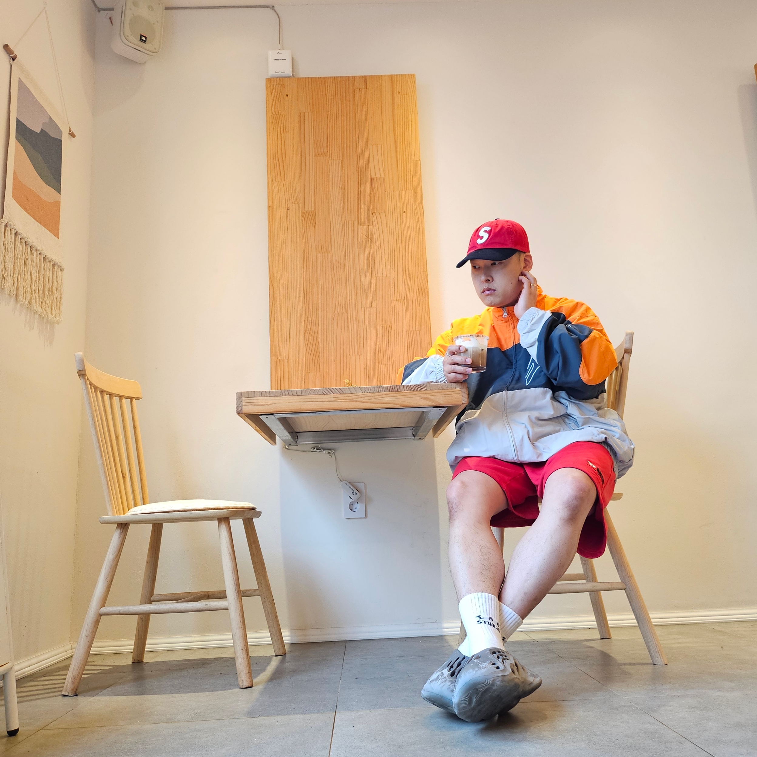 Supreme 2-Tone S Logo 6-Panel Red - 24SS, Supreme Curve Track Jacket Grey - 24SS 착용 스타일 - 1