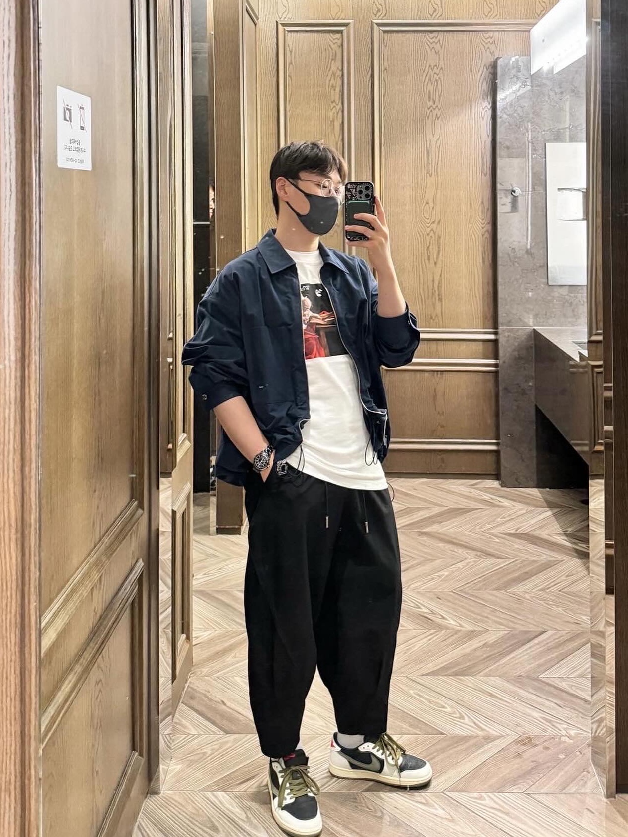 Off-White Caravaggio Slim S/S T-Shirt White, (W) Jordan 1 x Travis Scott Retro Low OG SP Medium Olive 착용 스타일