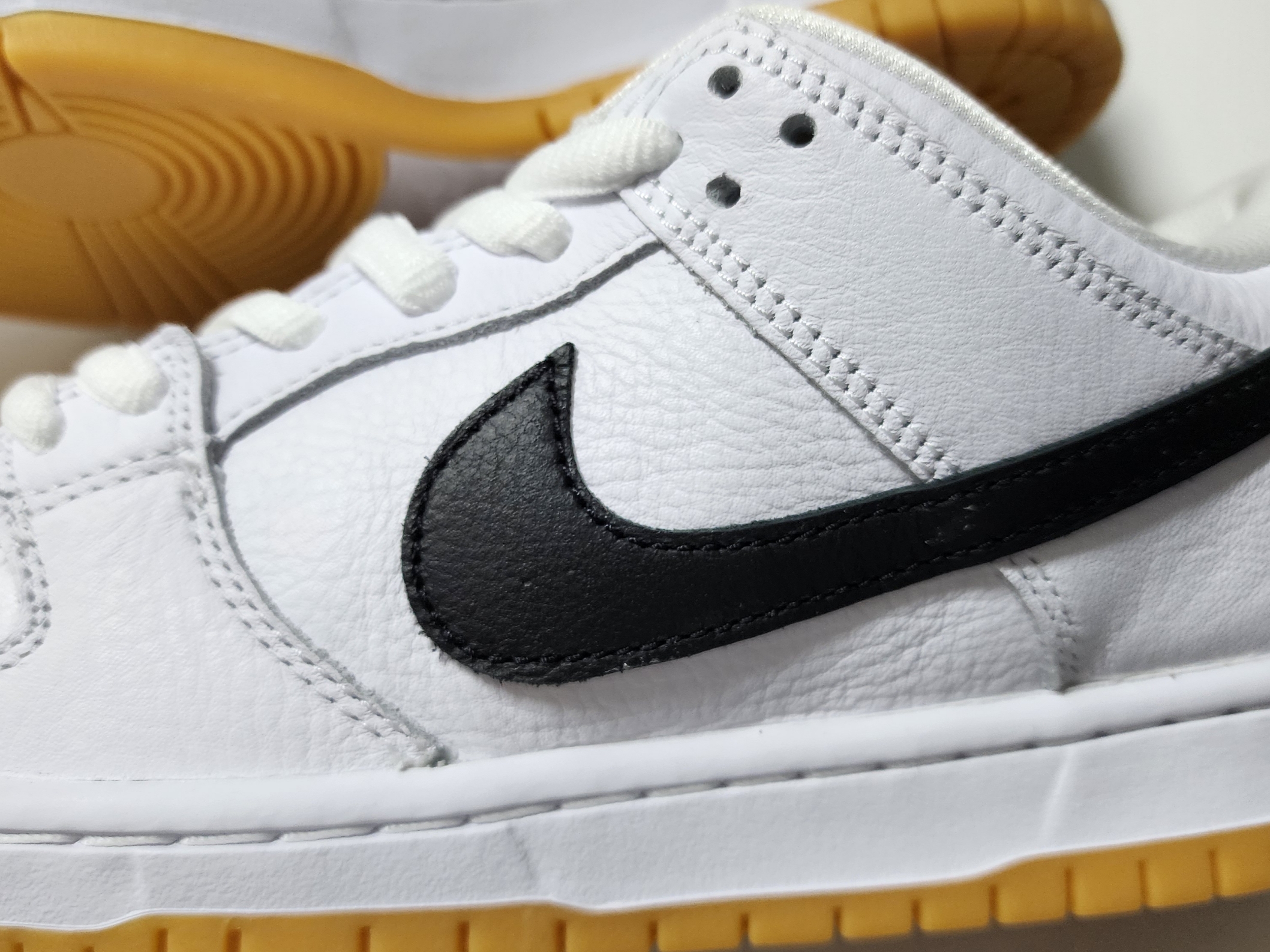 Nike SB Dunk Low Pro White and Gum Light Brown 착용 스타일 - 2