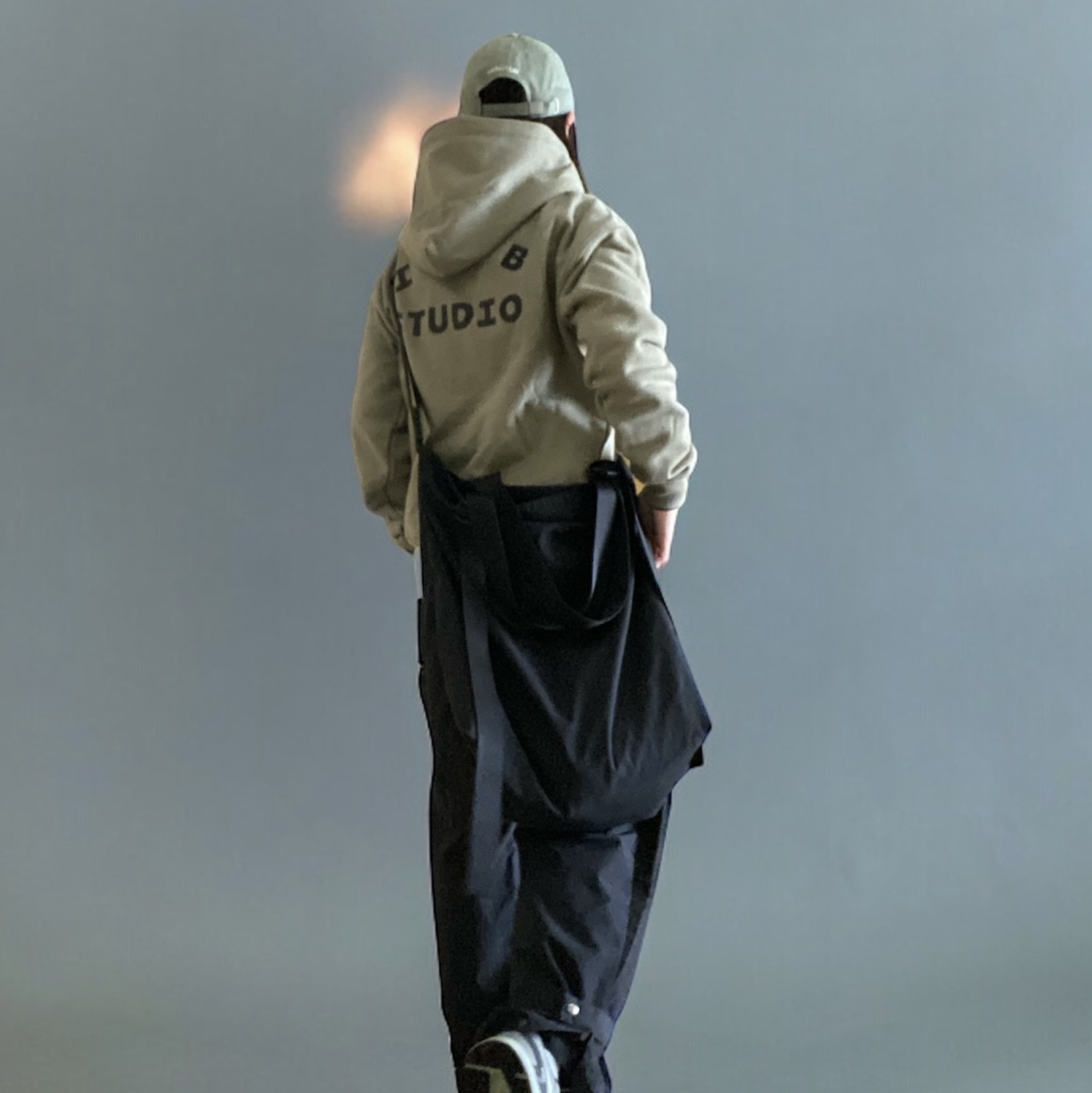 IAB Studio Hoodie Olive 착용 스타일 - 2