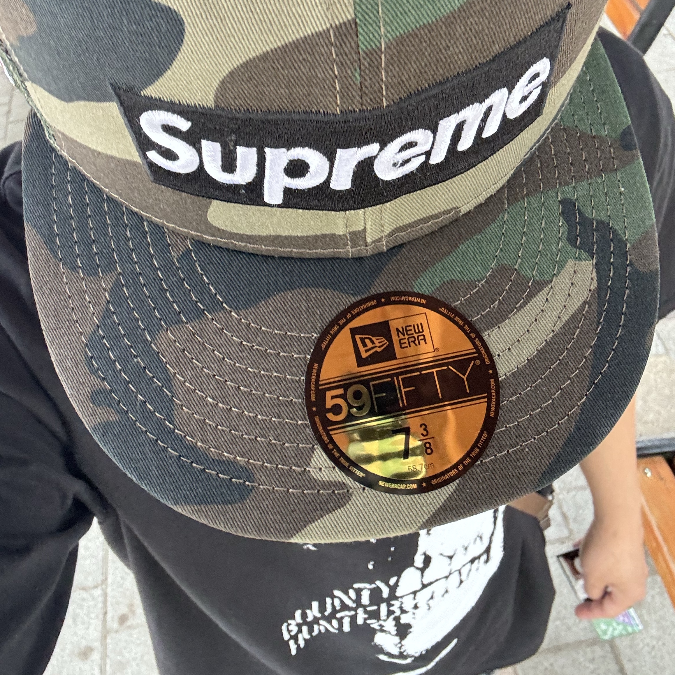 Supreme Box Logo Mesh Back New Era Woodland Camo - 24SS, Supreme x Bounty Hunter Skulls T-Shirt Black - 23FW 착용 스타일 - 2