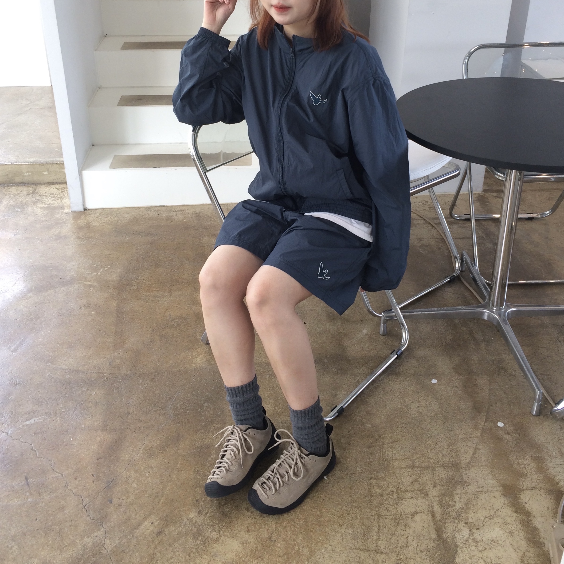 (W) Keen Jasper Suede Sneakers Silver Mink 착용 스타일 - 3