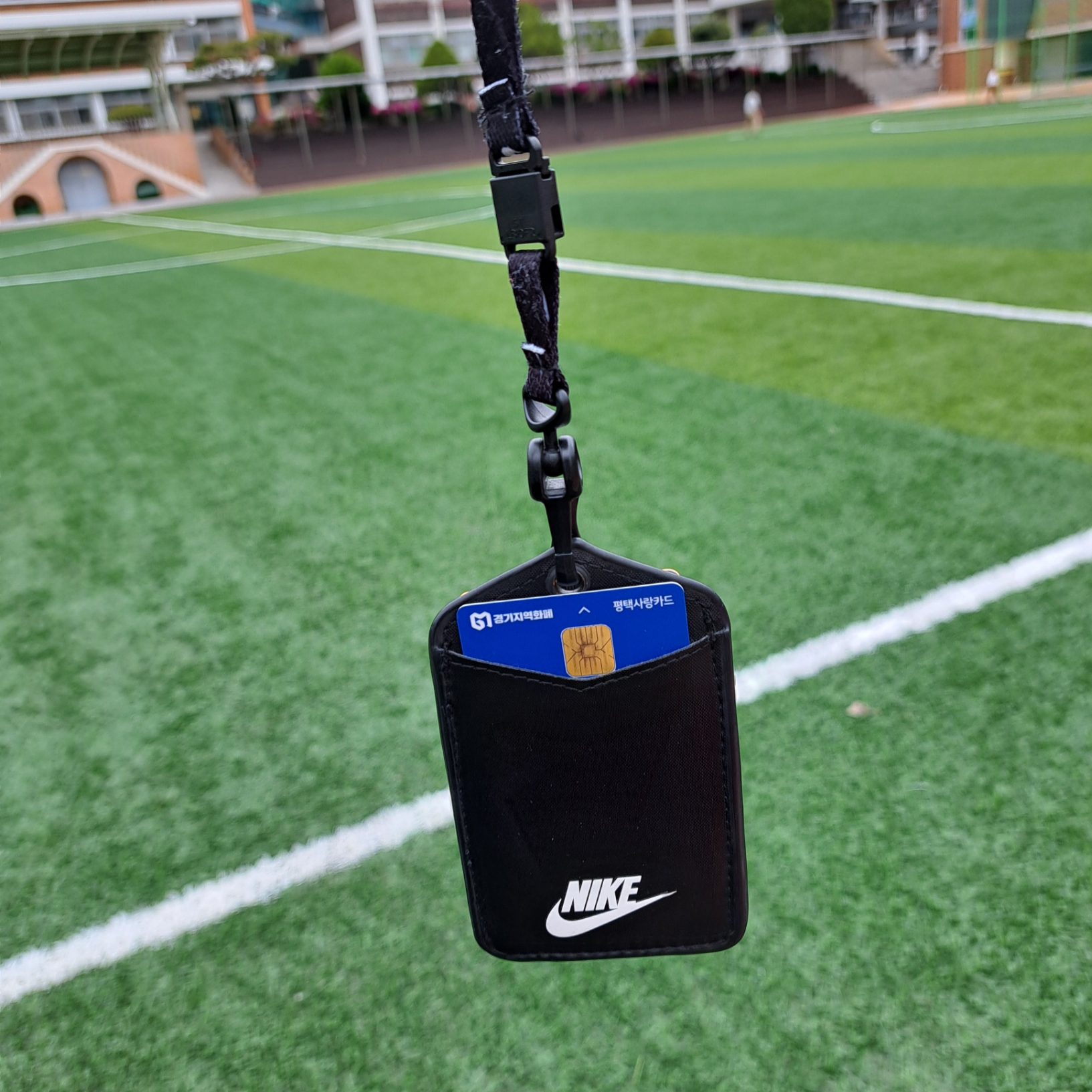 Nike ID Badge Lanyard Black 착용 스타일