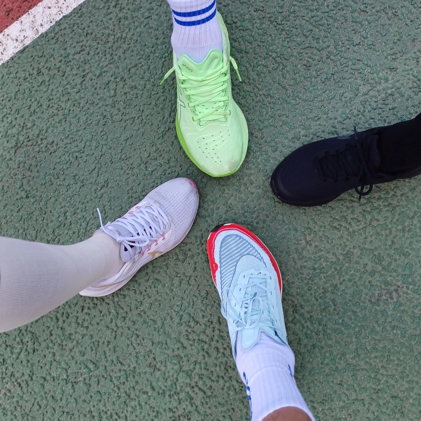 Adidas Yeezy Foam RNNR Ochre, Nike ZoomX Vaporfly Next% 2 Glacier Blue 착용 스타일 - 4