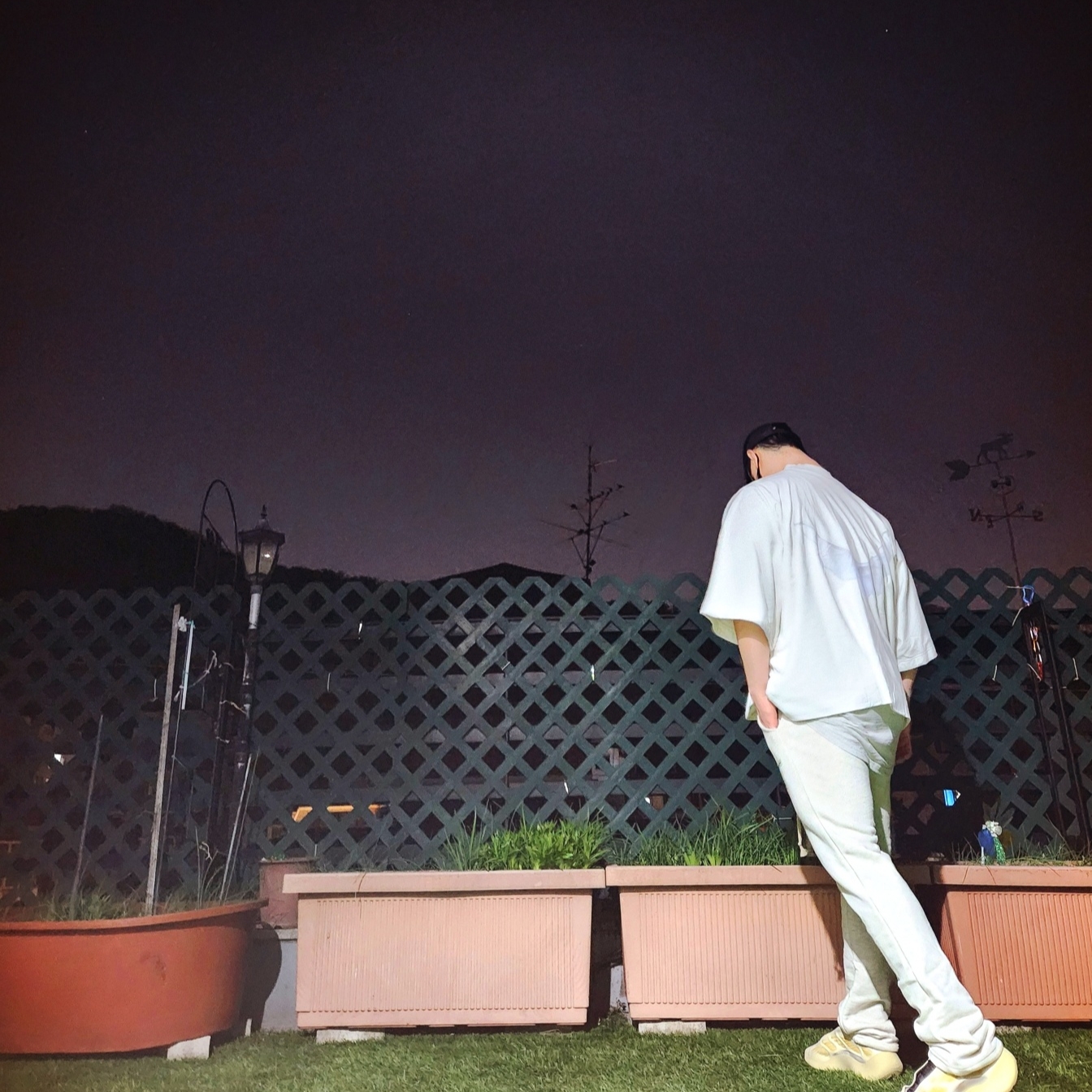 Yeezy Gap Engineered By Balenciaga Foldable Cap Black, Yeezy Gap Engineered By Balenciaga Dove No Seam T-Shirt White 착용 스타일 - 2