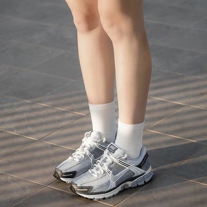 (W) Nike Zoom Vomero 5 Pure Platinum Metallic Silver 착용 스타일