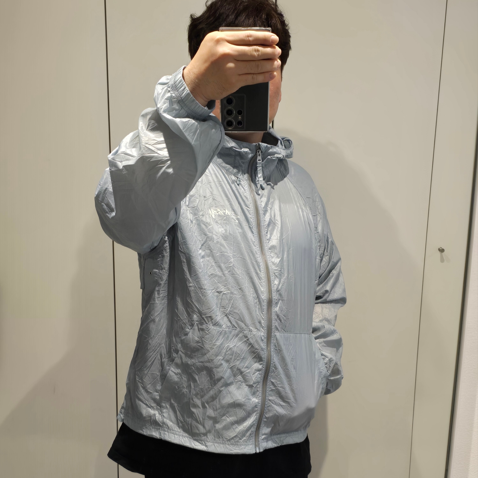 Stussy Beach Shell Wrinkled Nylon Jacket Slate, Stussy Big Basic Water Shorts Black 착용 스타일 - 1