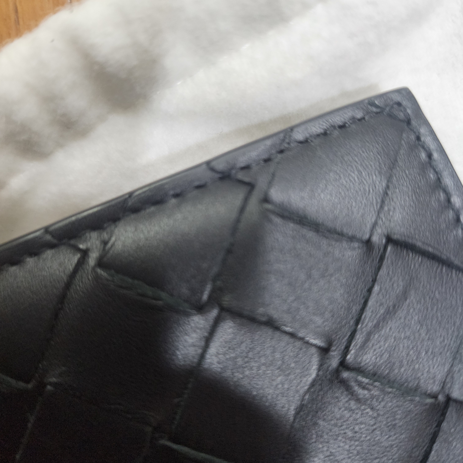 Bottega Veneta Bi-Fold Wallet Black 착용 스타일 - 2