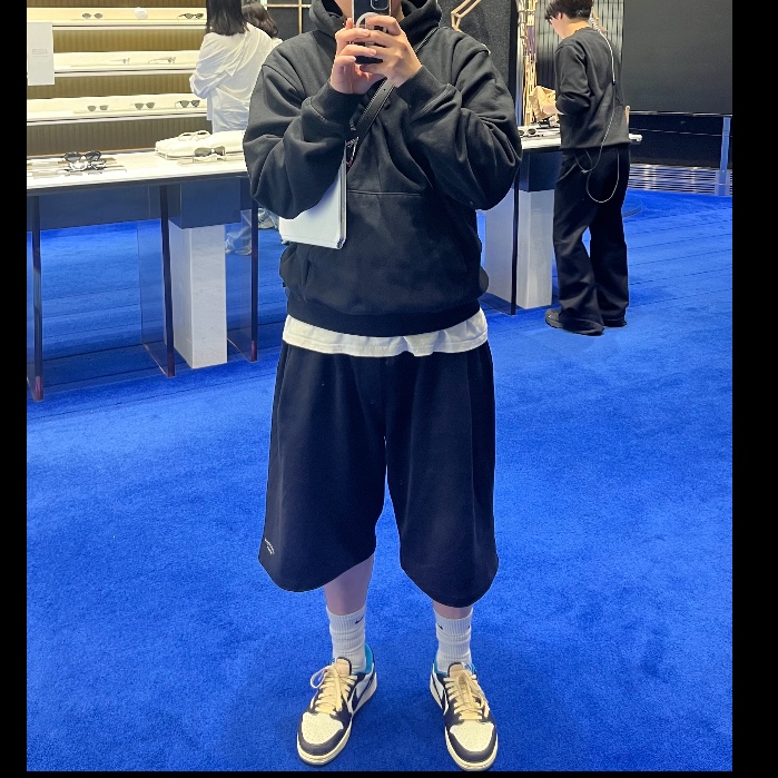 Stussy Built Tough T-Shirt White, Jordan 1 x Travis Scott x Fragment Retro Low OG SP Military Blue 착용 스타일