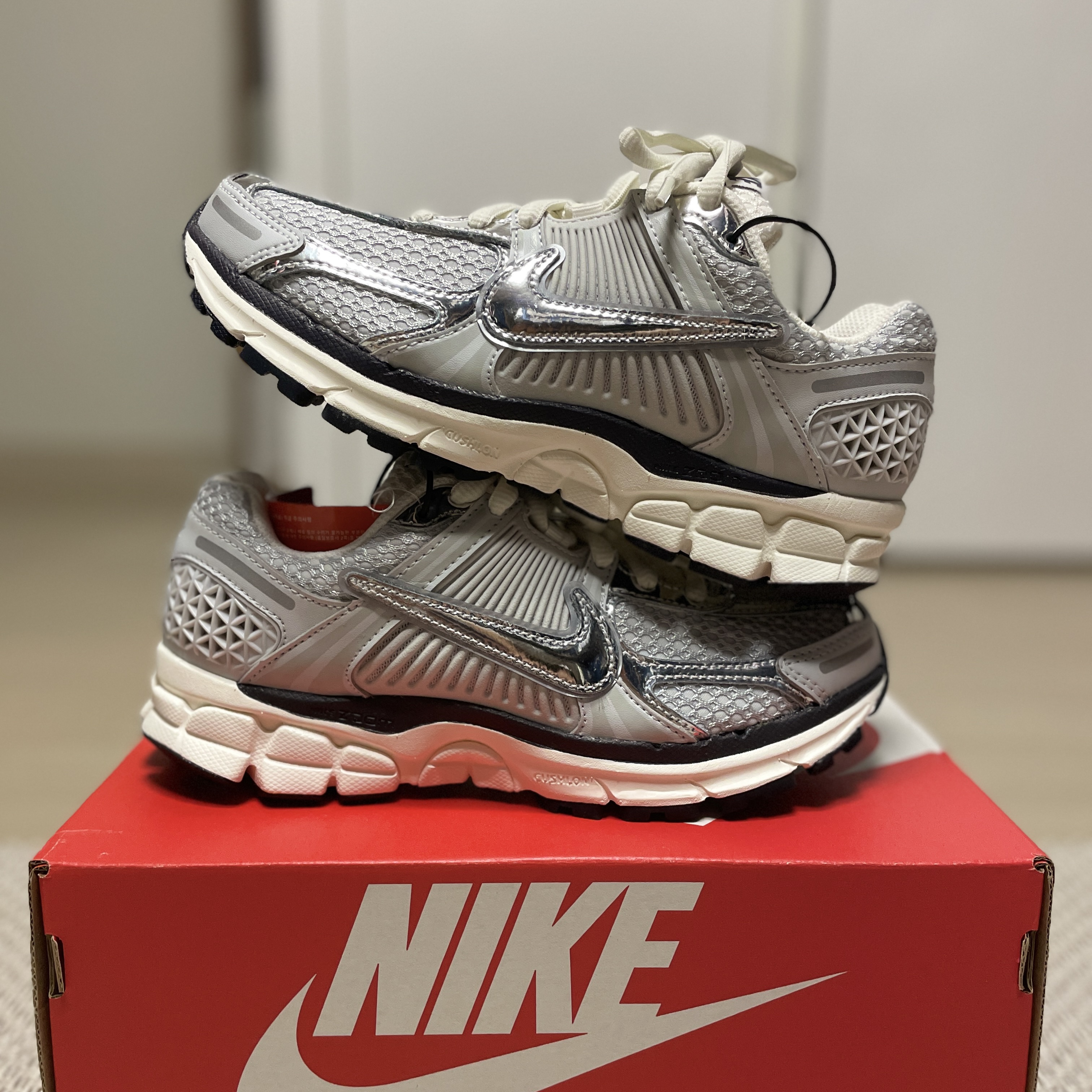 (W) Nike Zoom Vomero 5 Photon Dust and Metallic Silver 착용 스타일 - 2