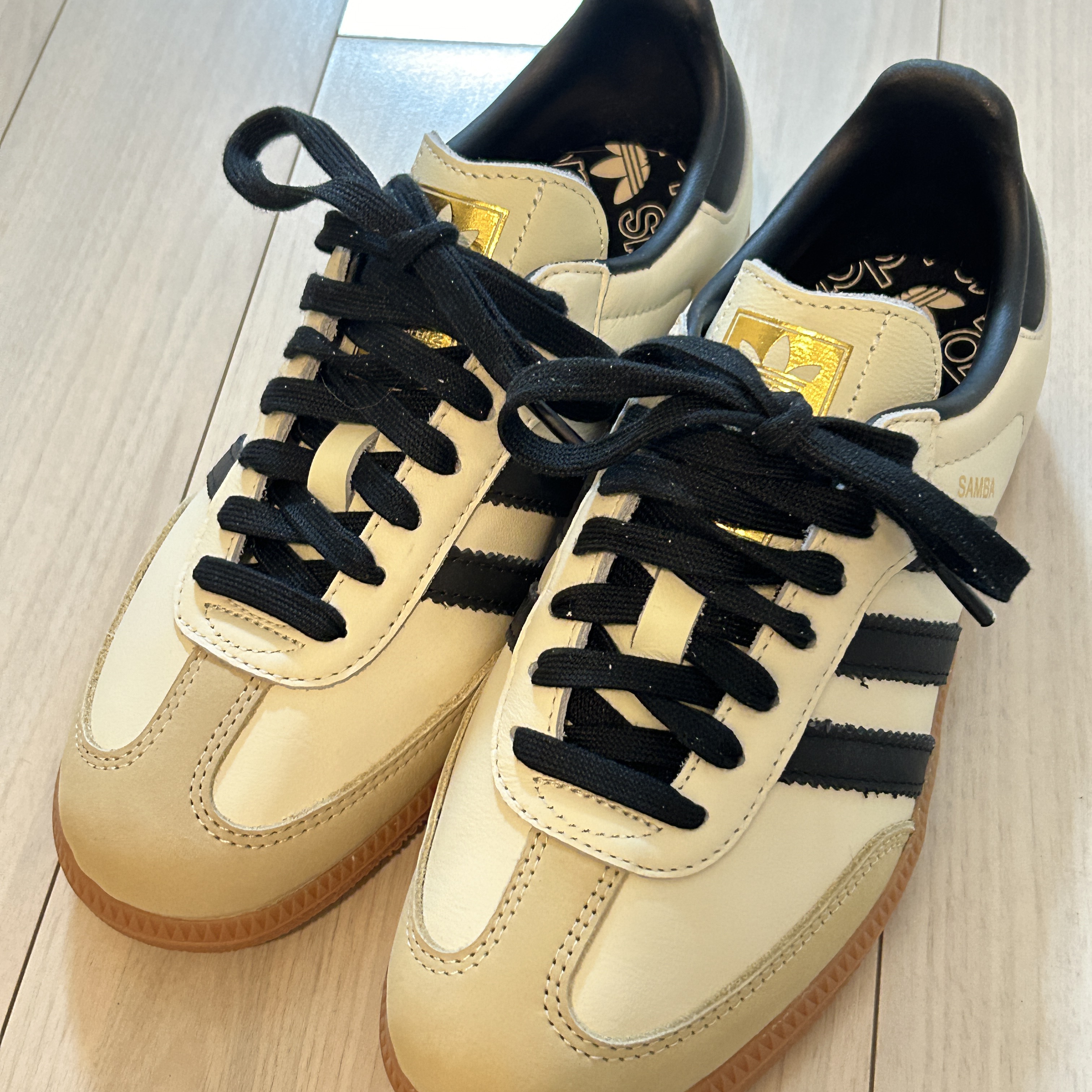 (W) Adidas Samba OG Cream White Core Black, (W) Adidas Gazelle Indoor Semi Blue Burst Almost Yellow 착용 스타일 - 1