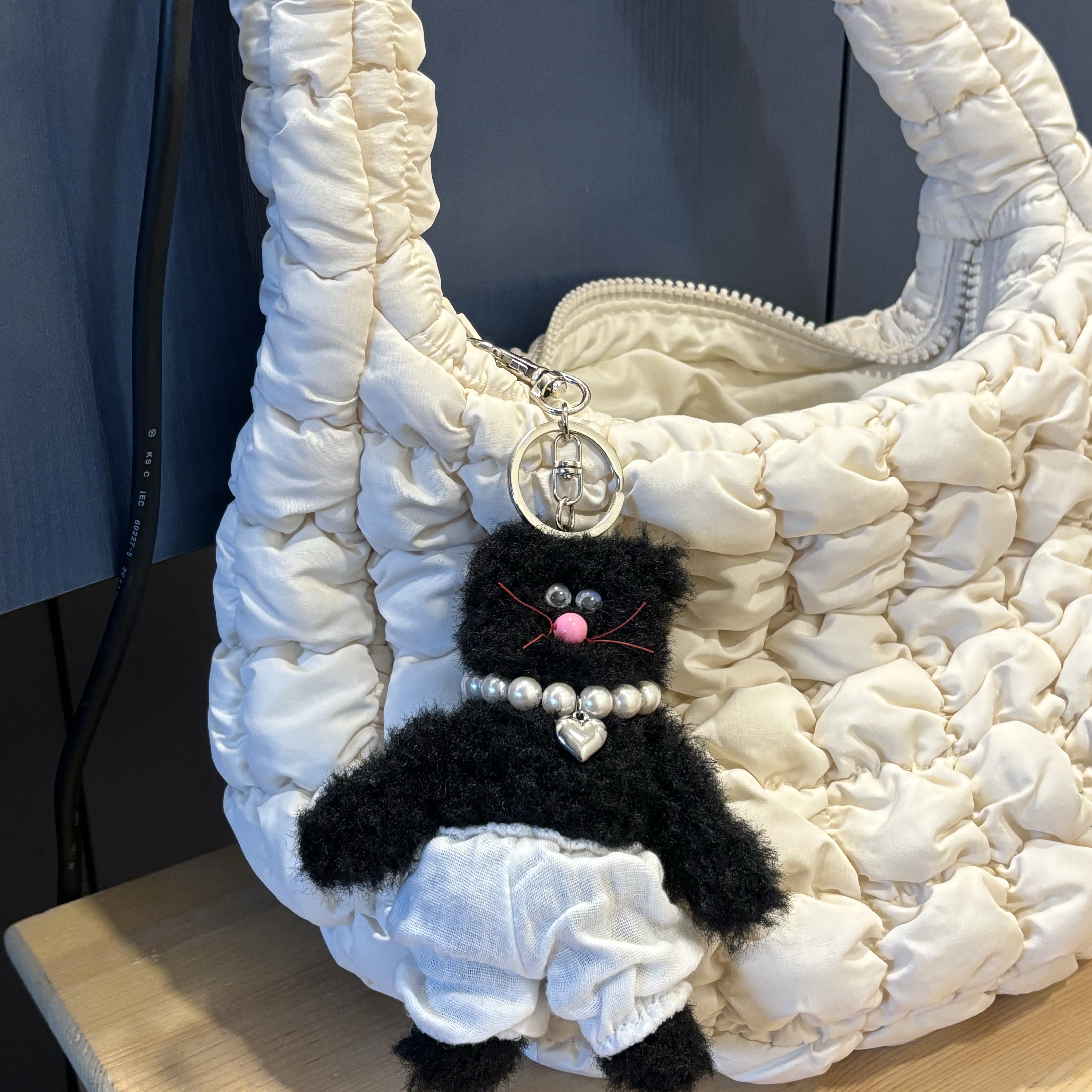 Monamhee Beulpingi Keyring with White Pants Black 착용 스타일