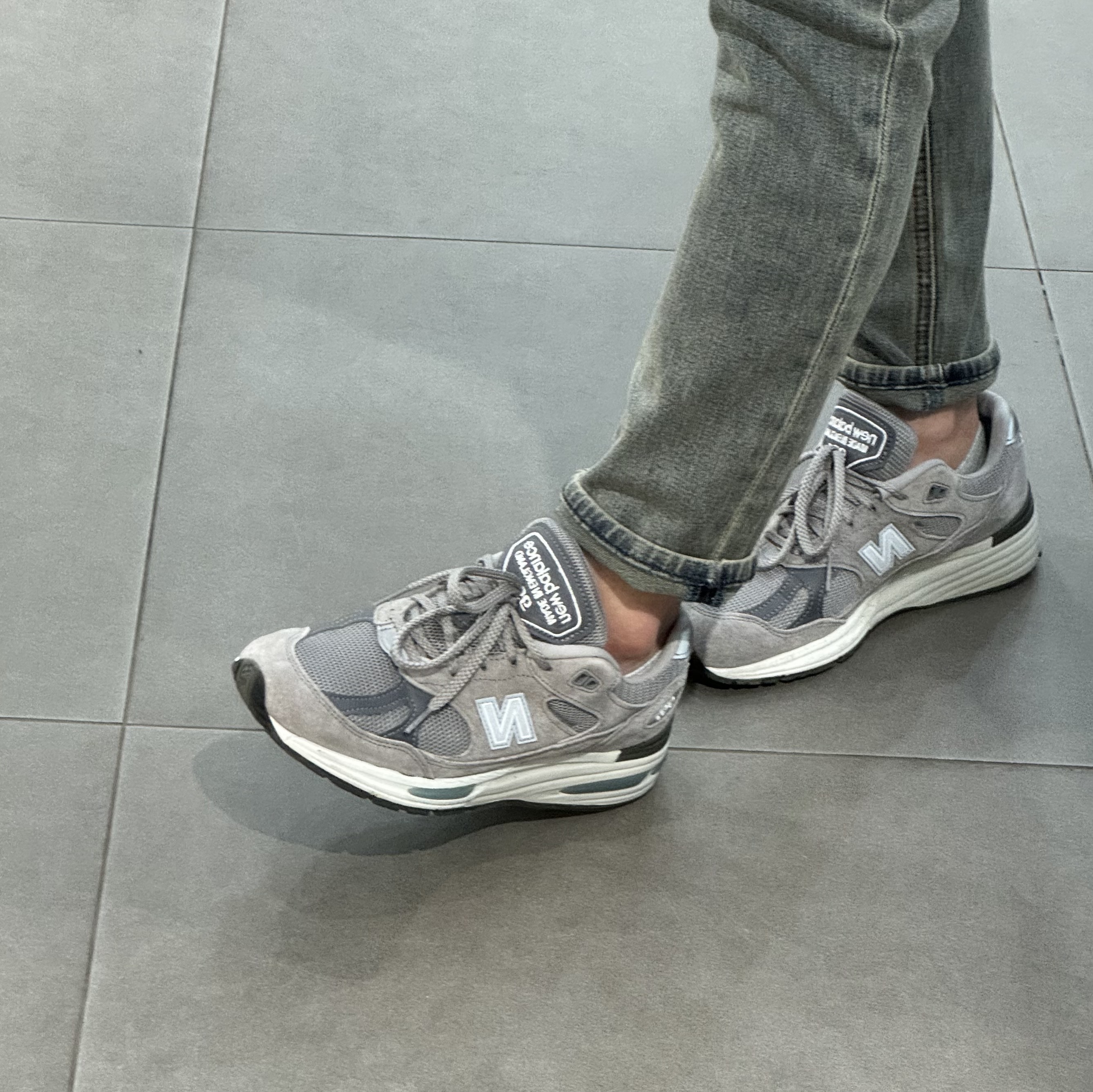 New Balance 991v2 Made in UK Rock Ridge Alloy Silver 착용 스타일