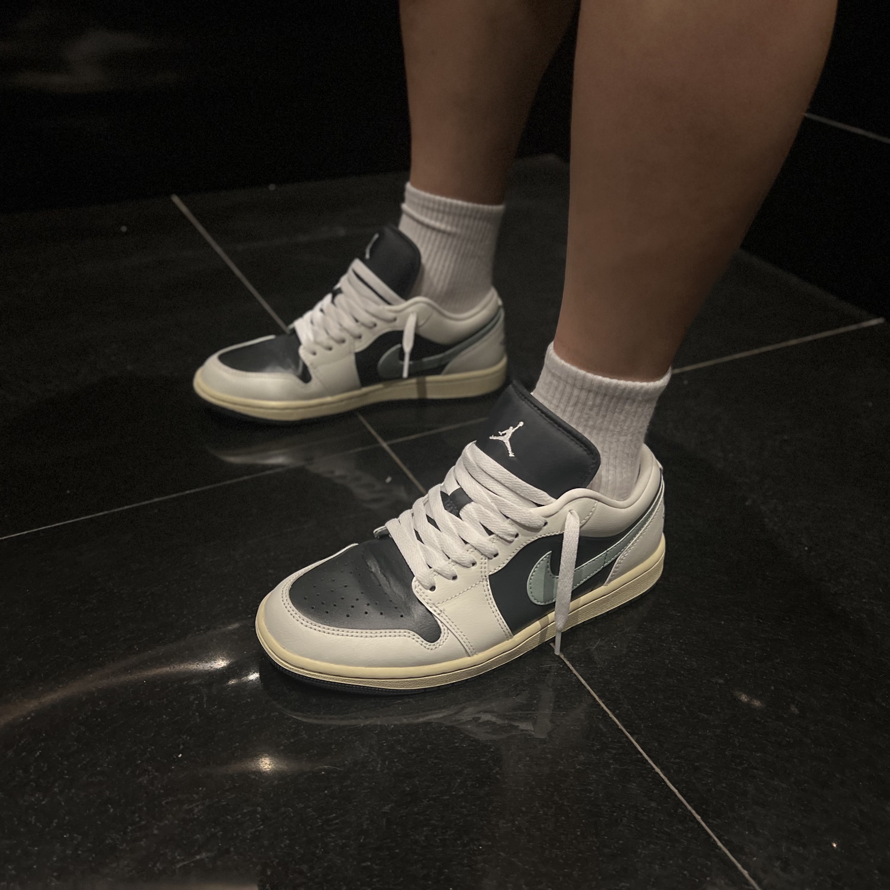 (W) Jordan 1 Low Anthracite Sail 착용 스타일 - 1