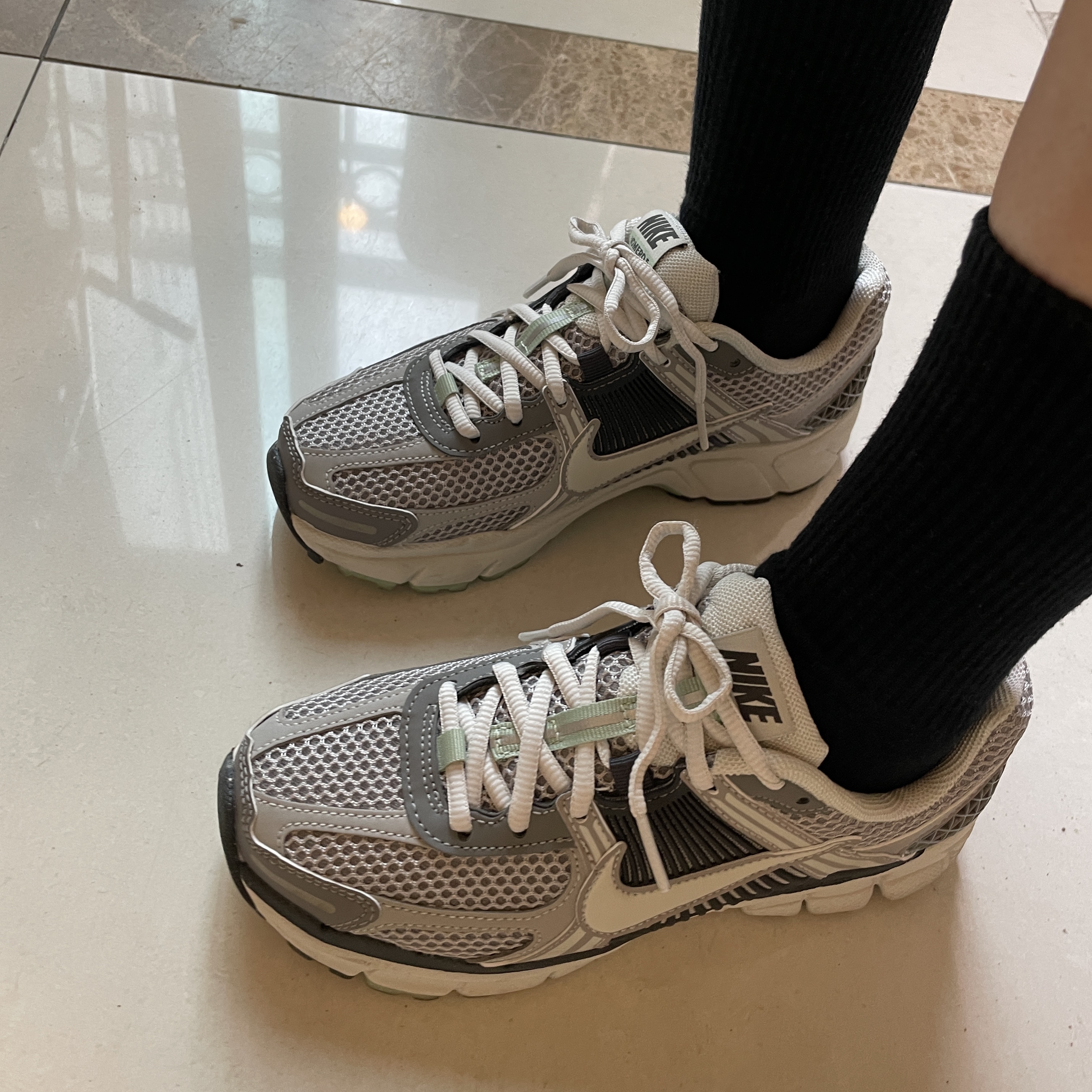 (W) Nike Zoom Vomero 5 Cobblestone and Flat Pewter 착용 스타일 - 1