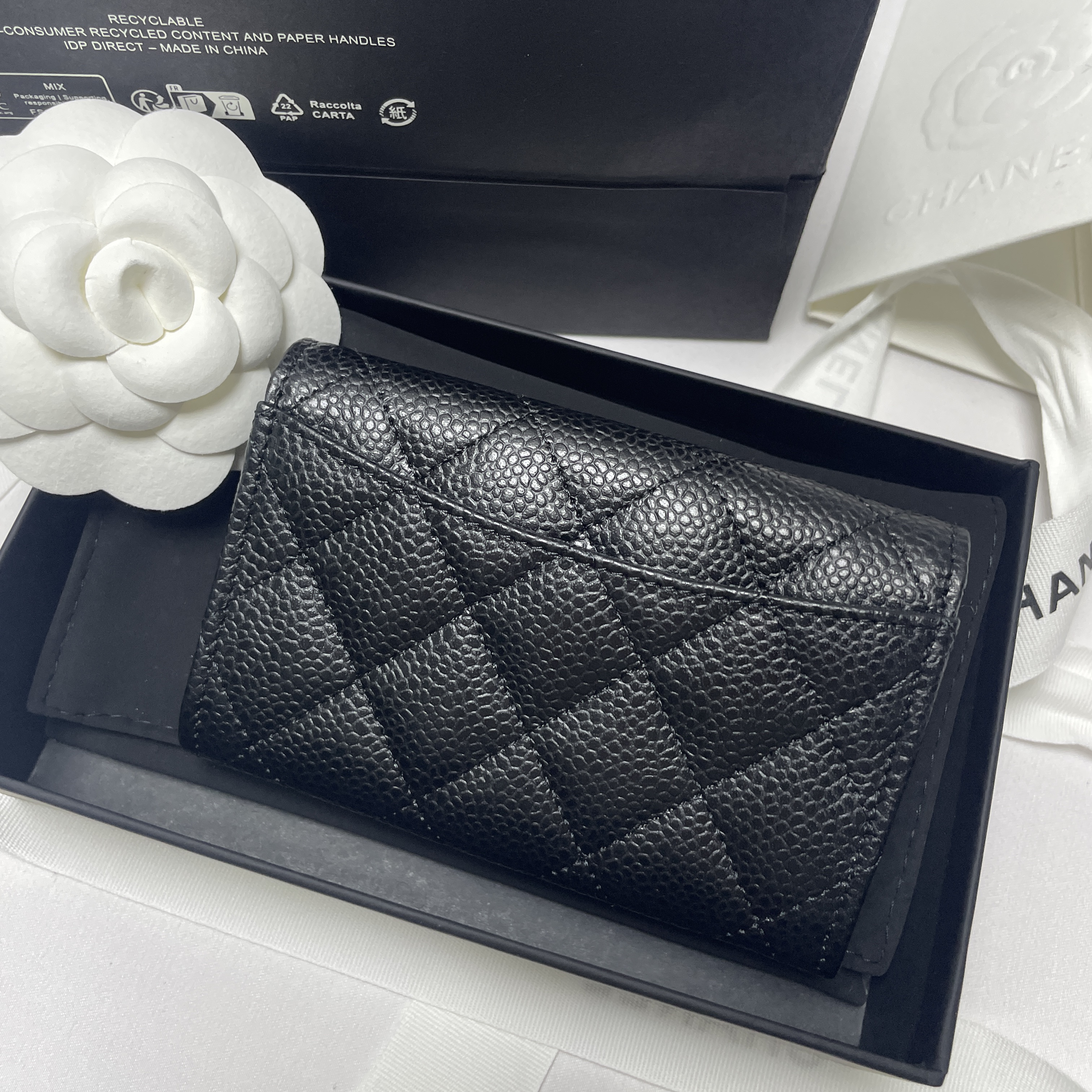 Chanel Classic Card Holder Grained Calfskin & Silver Black 착용 스타일 - 6