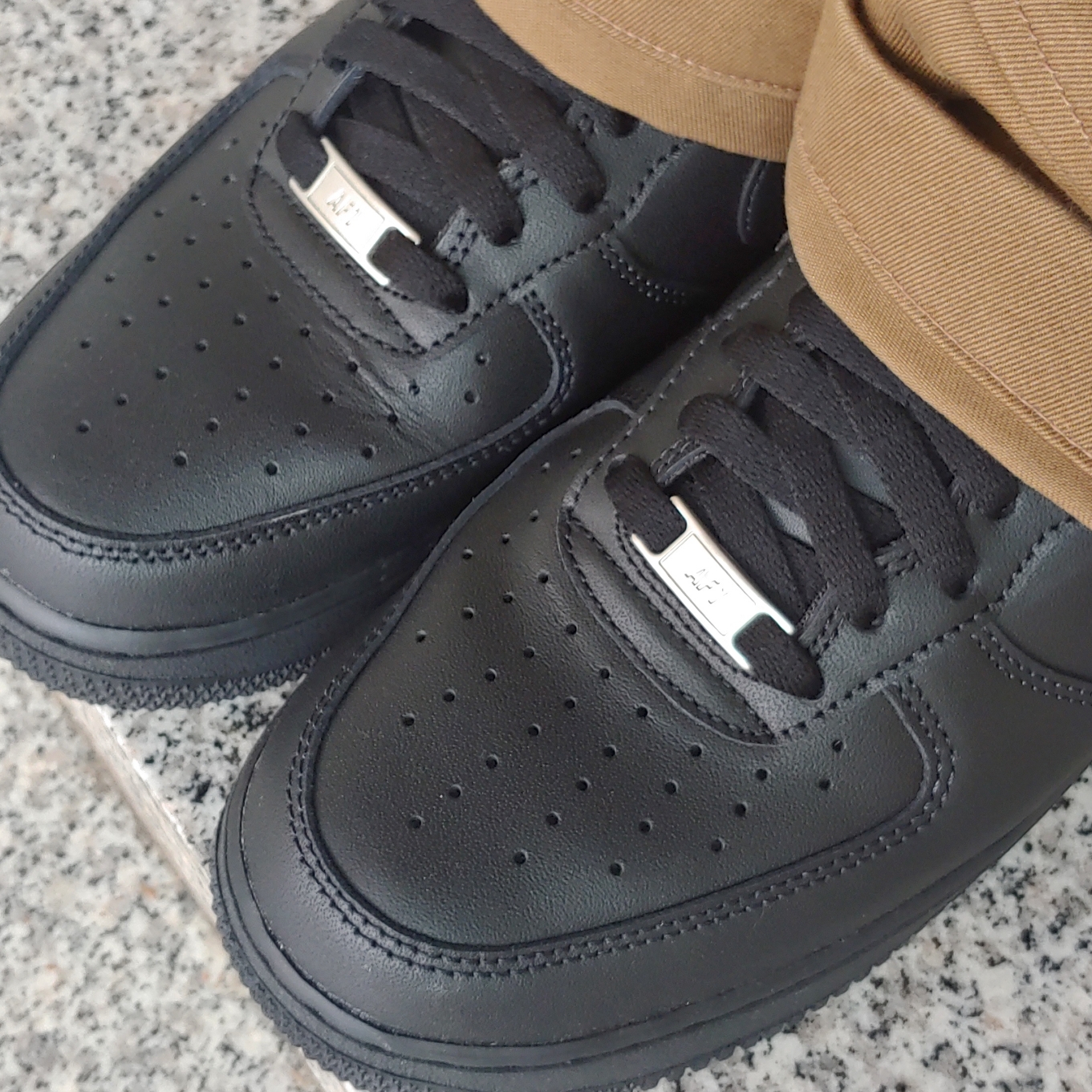 Nike Air Force 1 '07 Low Triple Black 착용 스타일