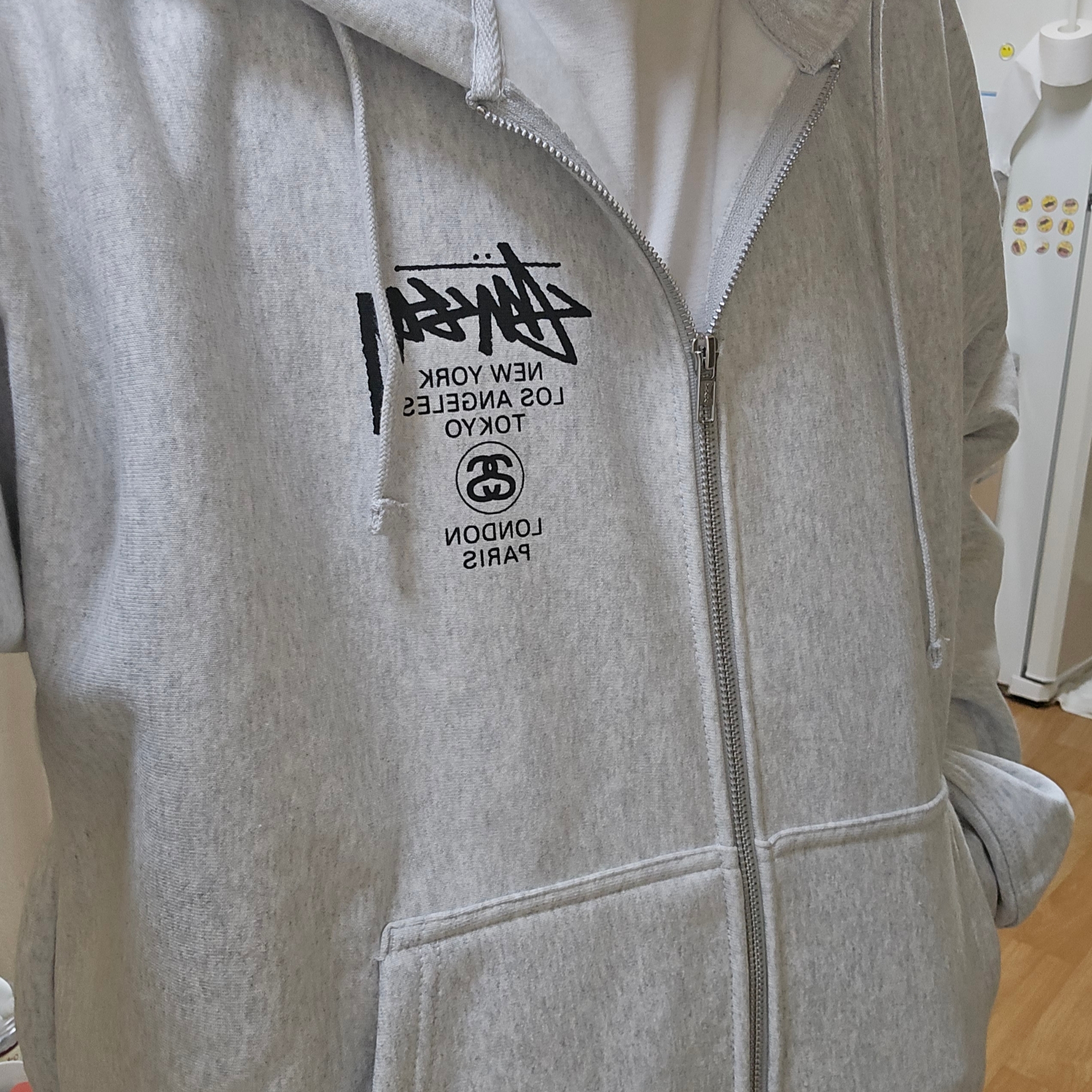 Stussy World Tour Zip Hoodie Ash Heather 2024 착용 스타일 - 1