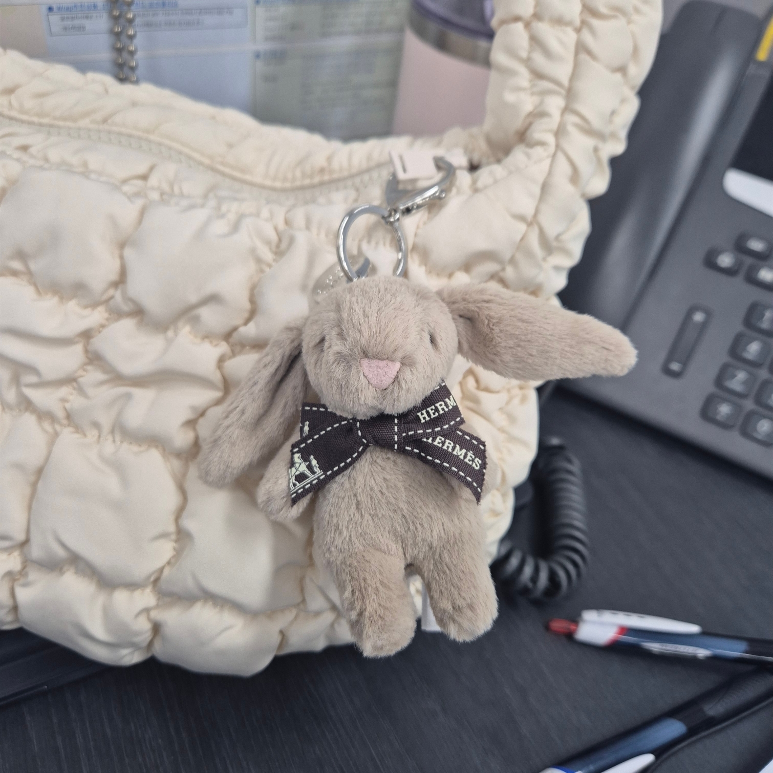 COS Quilted Mini Bag Cream, Jellycat Bashful Bunny Bag Charm Beige 착용 스타일 - 2