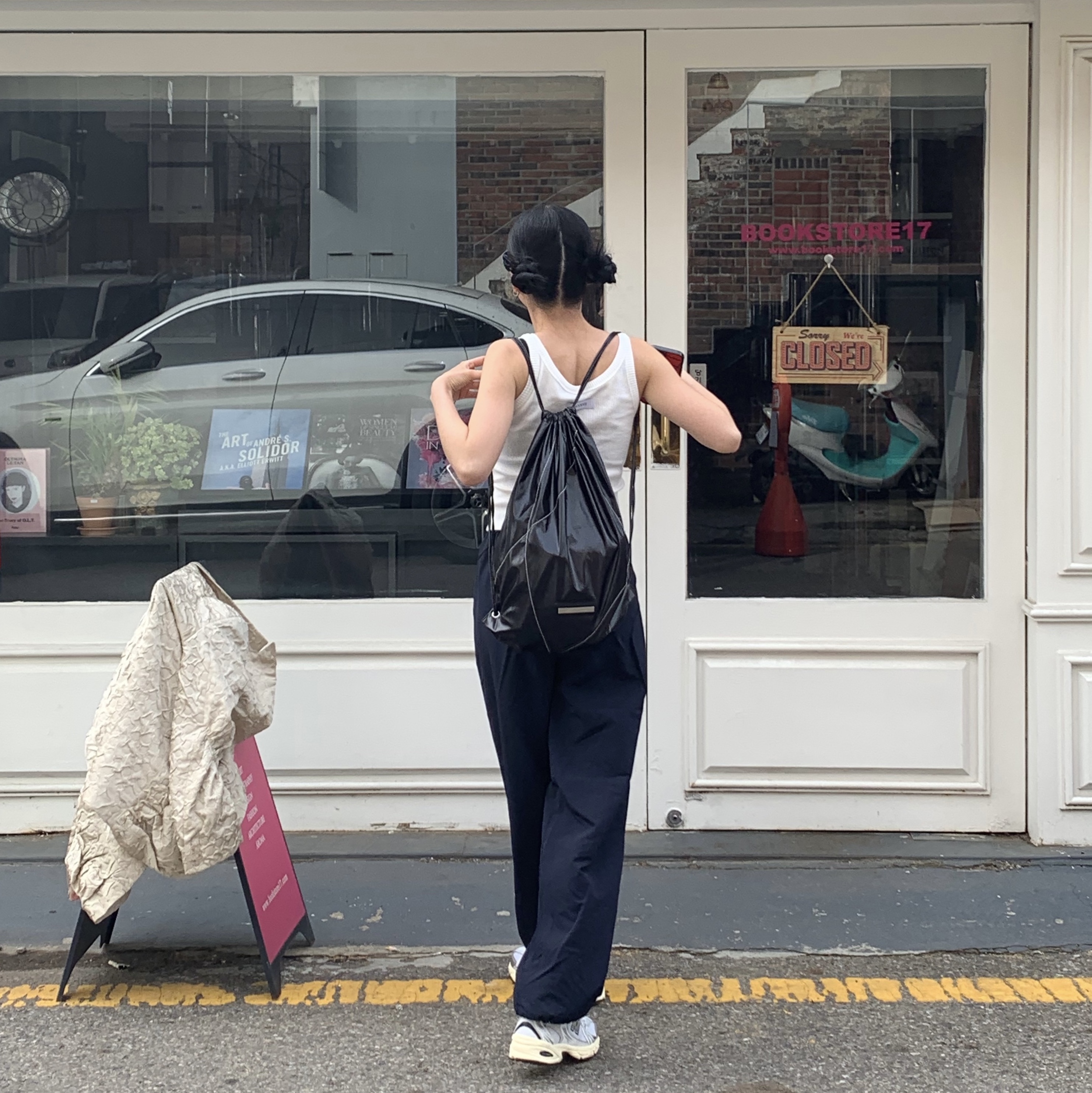 Matin Kim String Coating Backpack Black 착용 스타일 - 5