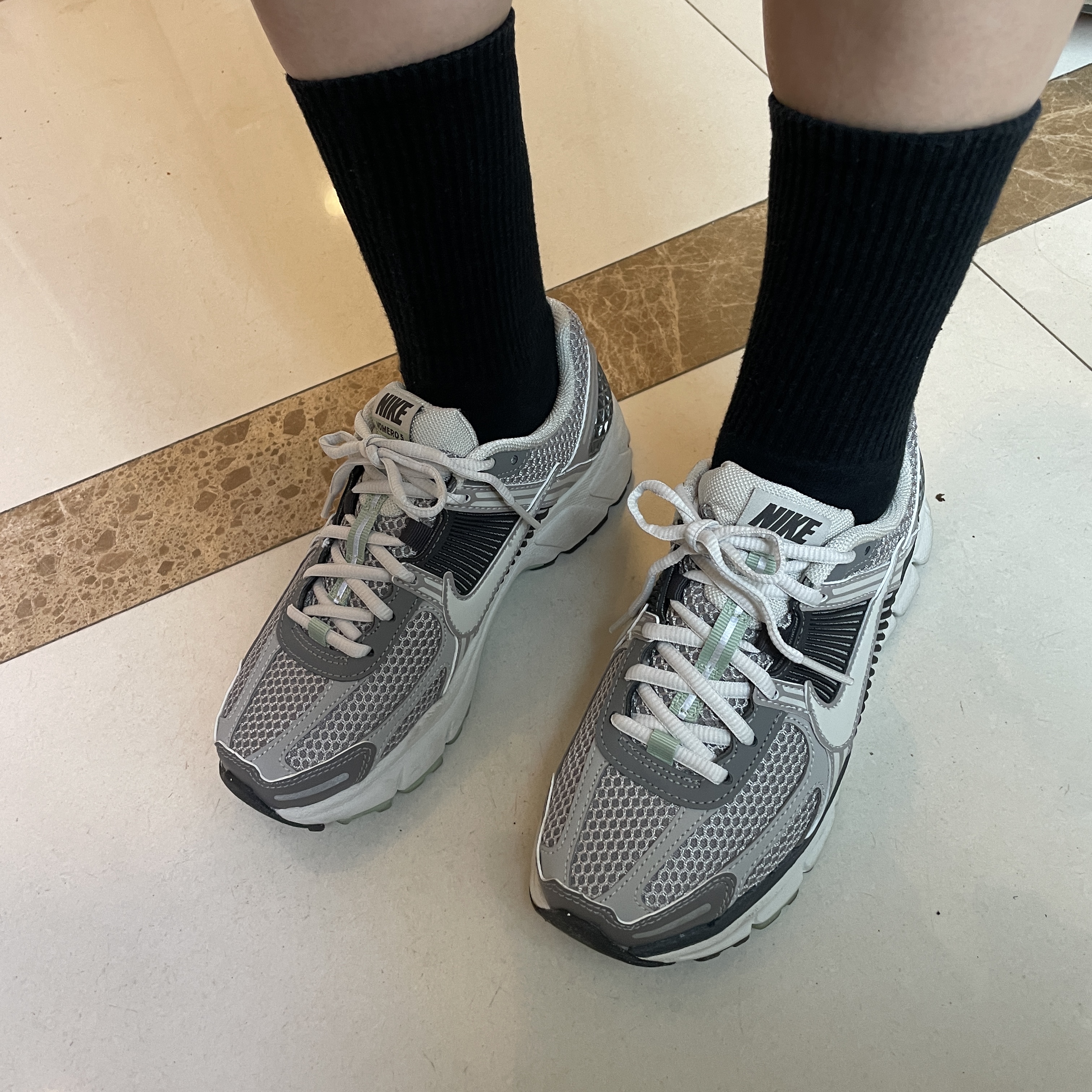 (W) Nike Zoom Vomero 5 Cobblestone and Flat Pewter 착용 스타일 - 3