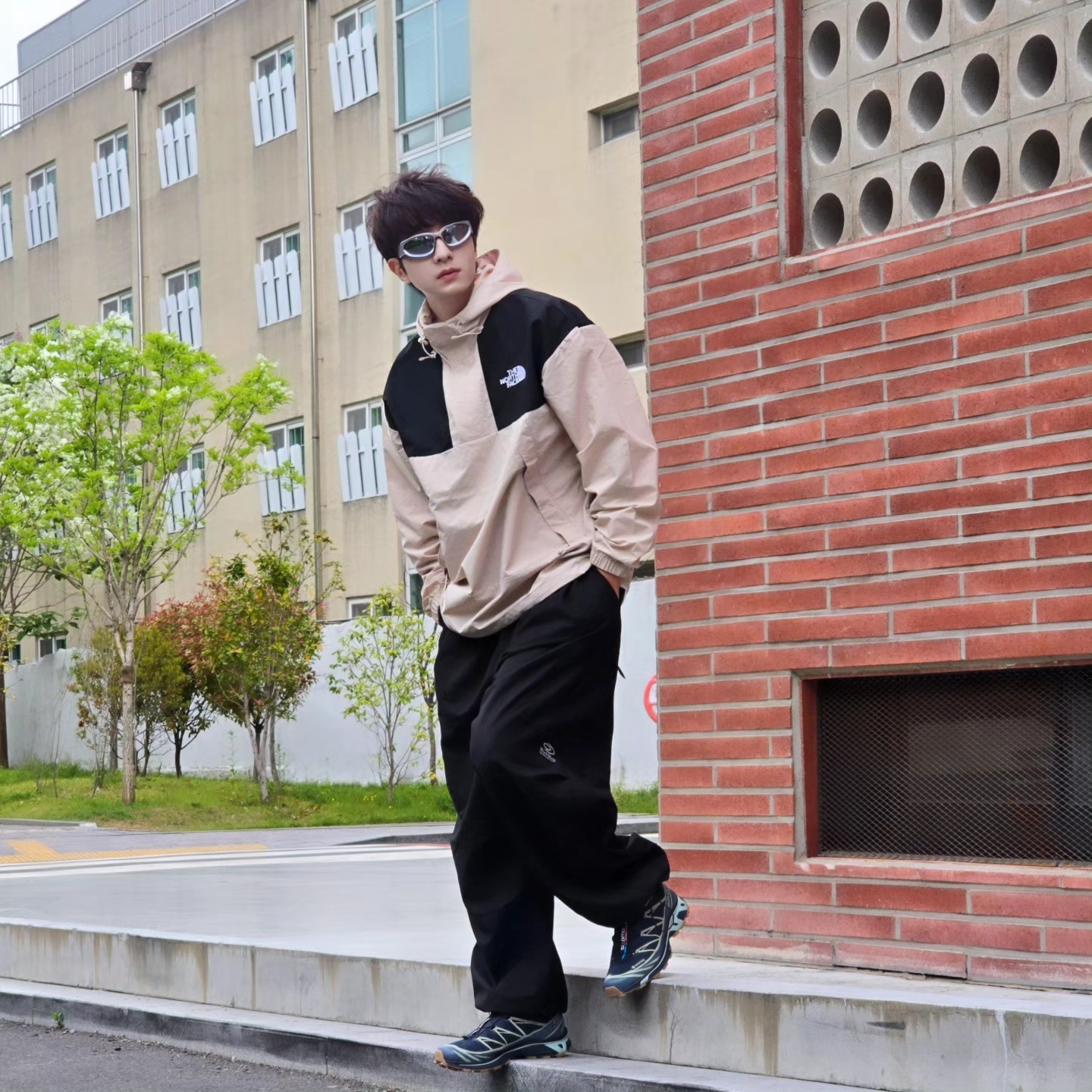 Salomon XT-6 GTX Carbon Bering Sea, The North Face White Label Hi Mountain Anorak Light Beige 착용 스타일 - 7